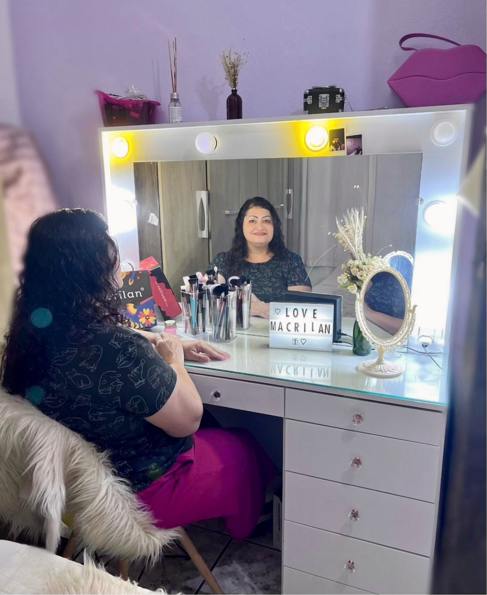 Precisa de uma penteadeira amo a minha super indico 
Cabe muita coisa ela muito linda , meu xodó 🤩🥰❤️♥️
Já vem com a parte elétrica instalada e o espelho colado 
Excelente presente para o dia dos namorados 💘 

#LTKfamily #LTKbeauty