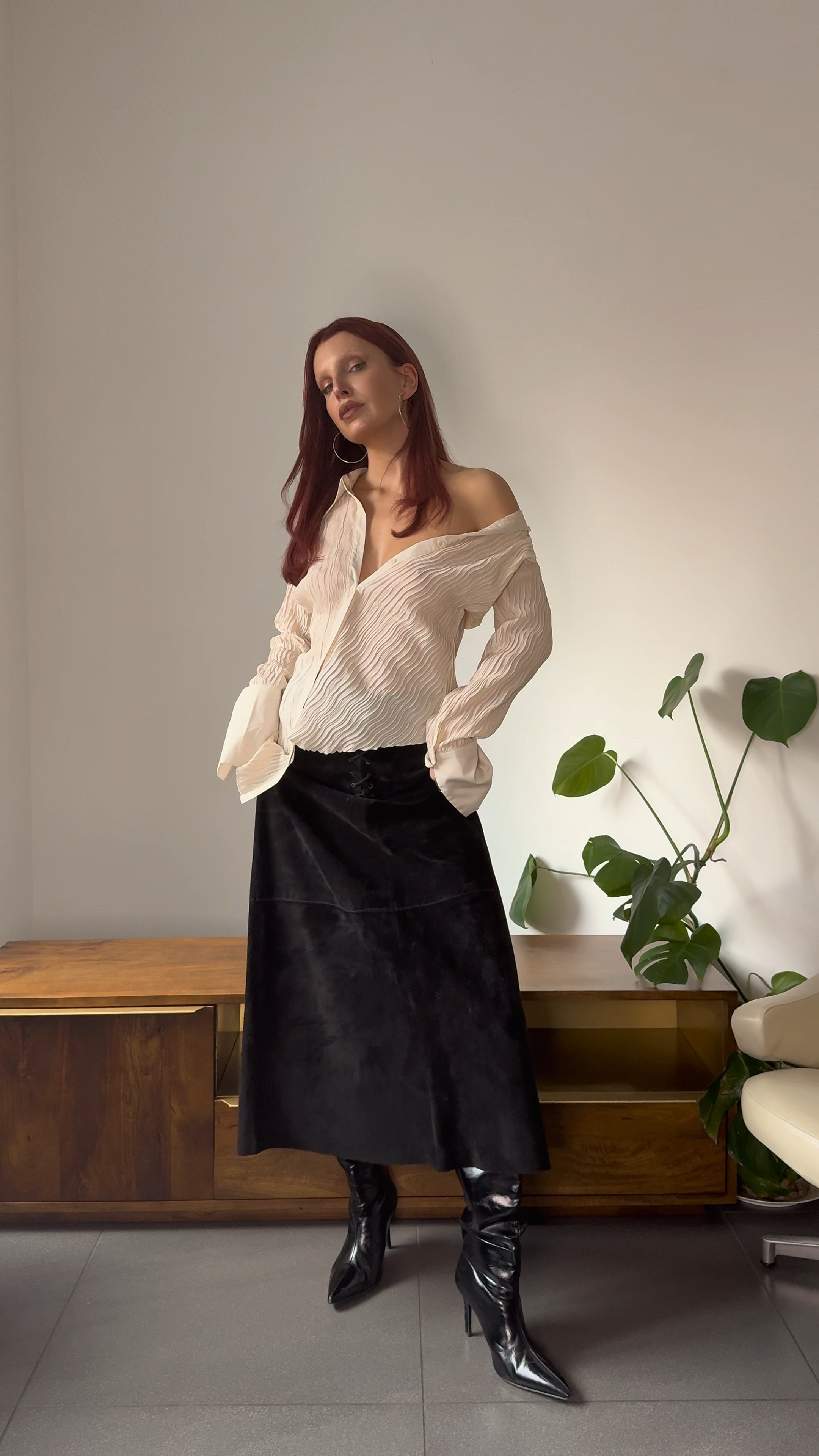 Styling a suede skirt for autumn/ winter 

. 

🖤 Style tip: The difference between *wearing* and *styling* a shirt and maxi skirt look? It’s all in the details

Think creative buttoning to play with shapes and create new styles from the shirt. Mix textures for depth, here I am wearing plisse with suede. Adding those little touches that make an outfit look and feel uniquely yours

🖤 Follow for more style inspo 

#outfitinspo #ootd #autumnfashion #autumnoutfitideas #capsulewardrobe



#LTKstyletip #LTKwinter #LTKgrwm