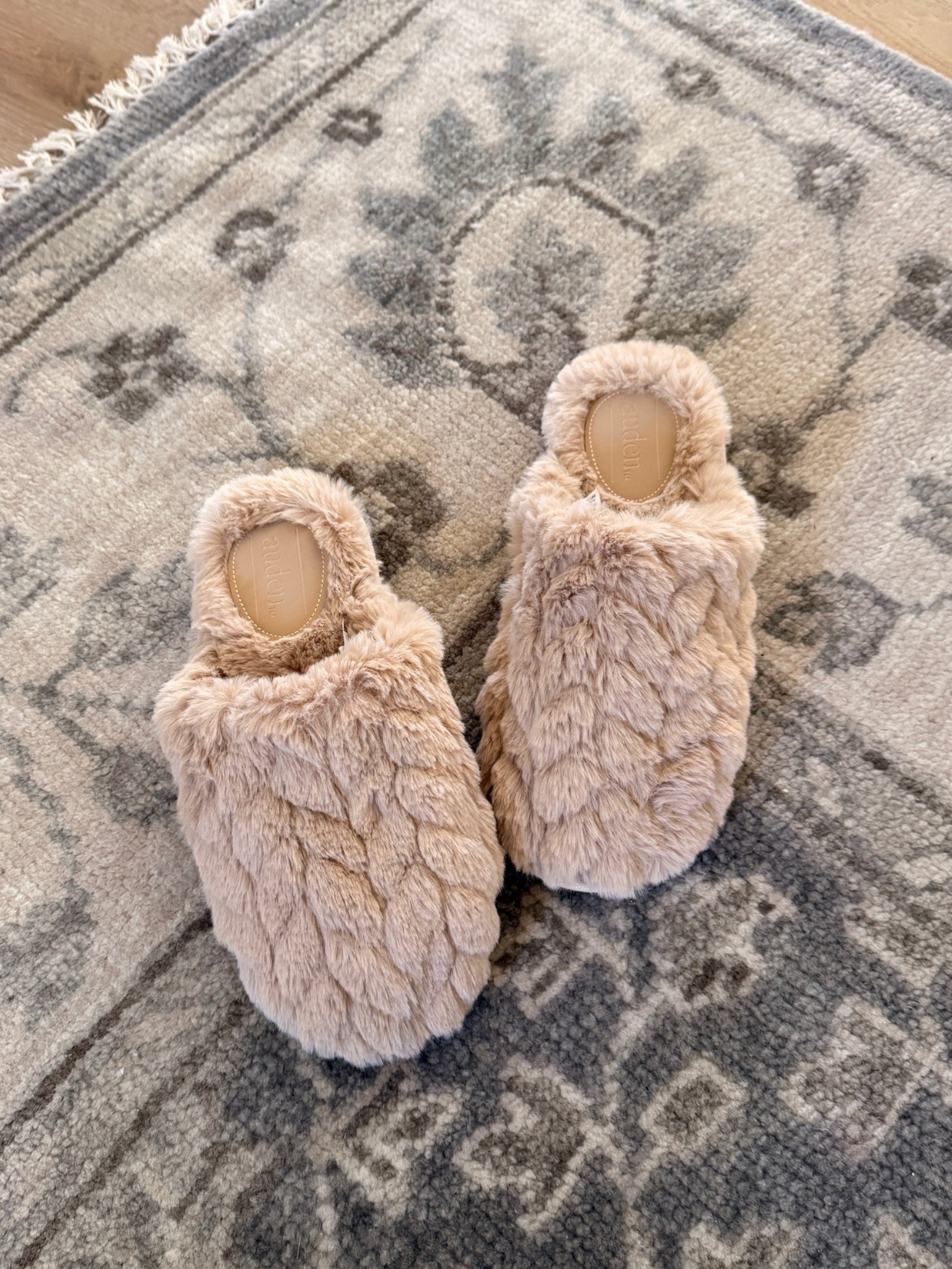 These slippers are $15 and so dang good!!! 🎯🎯🎯

sale alert, target finds, slippers, lounge wear, shoe crush, Amanda west, almost_readyblog