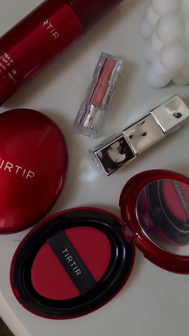 Glowy Skin & 60% off for BFCM? I’m in @tirtir_global ✨

#tirtir #tirtirpartner #tirtircushion #cushionfoundation #settingspray #fyp #beautytok #everydaymakeup