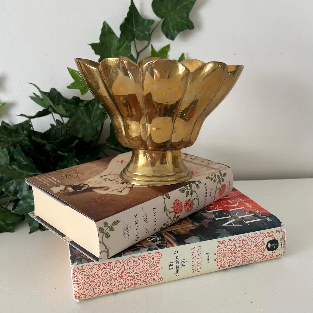 Vintage Brass Scalloped Bowl on a Pedestal Stand. - Etsy | Etsy (US)