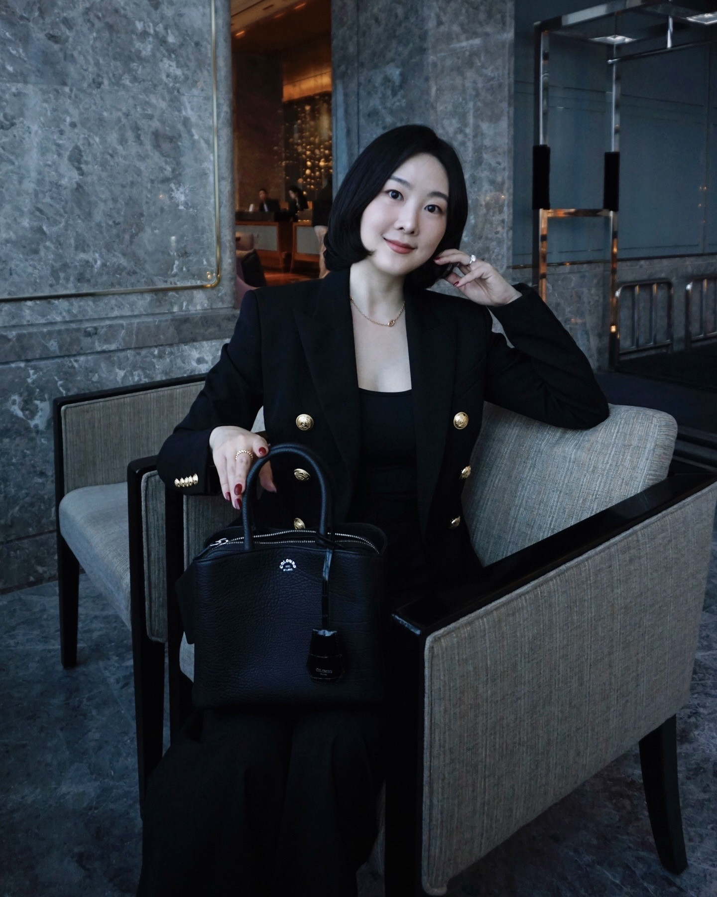 #광고 @colombo.official 클래식한데 확실한 존재감. 요즘 정말 눈길이 가는 백이에요🖤

1937년 이탈리아에서 시작된 모던 럭셔리 하우스
최상급 특수 가죽을 가장 잘 다루는 콜롬보 COLOMBO의 
키스톤 토트백 XS과 함께 올블랙 세미 포멀룩을 연출해봤어요.

이탈리아 그레인 카프 소재 특유의 탄탄하면서도 부드러운 질감,
미니 사이즈인데도 생각보다 훨씬 좋은 수납력,
올블랙 스타일링에도 시선을 사로잡는 균형 잡힌 실루엣까지.

여기에 리얼 크로코 레더 키링 홀더가 더해져
더욱 럭셔리한 아우라를 완성해줘요. 

토트백은 물론 숄더, 크로스로도 연출 가능해서
출근룩부터 연말 모임, 격식 있는 자리까지 잘 어울리고요.

누구나 드는 가방이 아니라서 더 마음에 드는 백.
유행을 타지 않는 클래식한 명품 토트백이라 소장 가치도 충분해서 기념일, 연말에 선물 받으면 정말 완벽할 것 같아요✨

블랙, 그린, 올해 신상 토프 컬러로도 
만나보실 수 있으니 관심있는 분들은 체크해보세요!
.
. 
.
. 
#콜롬보 #COLOMBO #콜롬보가방 #스타일링 #여자명품가방 #소가죽가방 #블랙토트백 #직장인룩 #연말선물 #OOTD