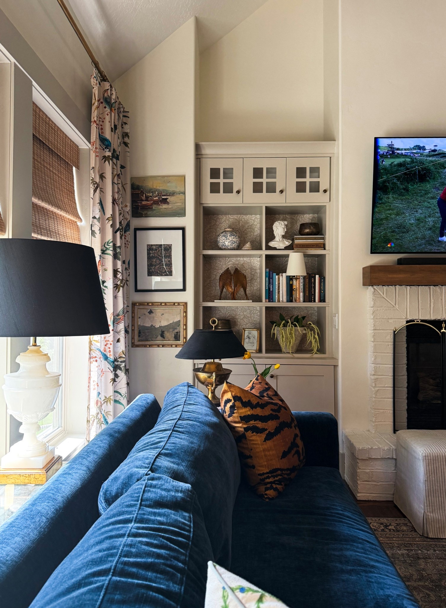 Living room inspo

Transitional spaces
Navy couch
Velvet sofa
Traditional style
Shelf styling
Gallery wall
Vintage brass lamp

#LTKHome
