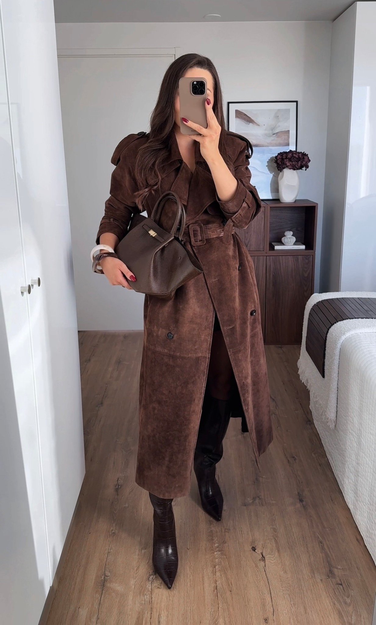 A staple piece in my wardrobe: the suede trench coat 🤎 An investment piece that lasts year after year. 

Wearing a size M (oversized fit, size down for a more fitted style)

#LTKbag #LTKautumn #LTKwinter