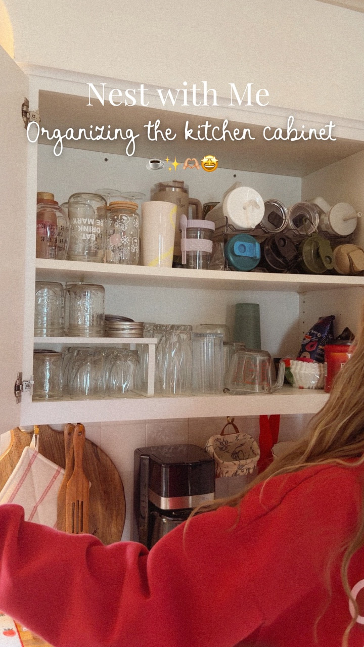 Nesting is insane because I’ve never thought about organizing this cabinet before and suddenly it felt like an absolute need 😂 
.
.
#nesting #organization #homehacks #pregnancy #storagehacks