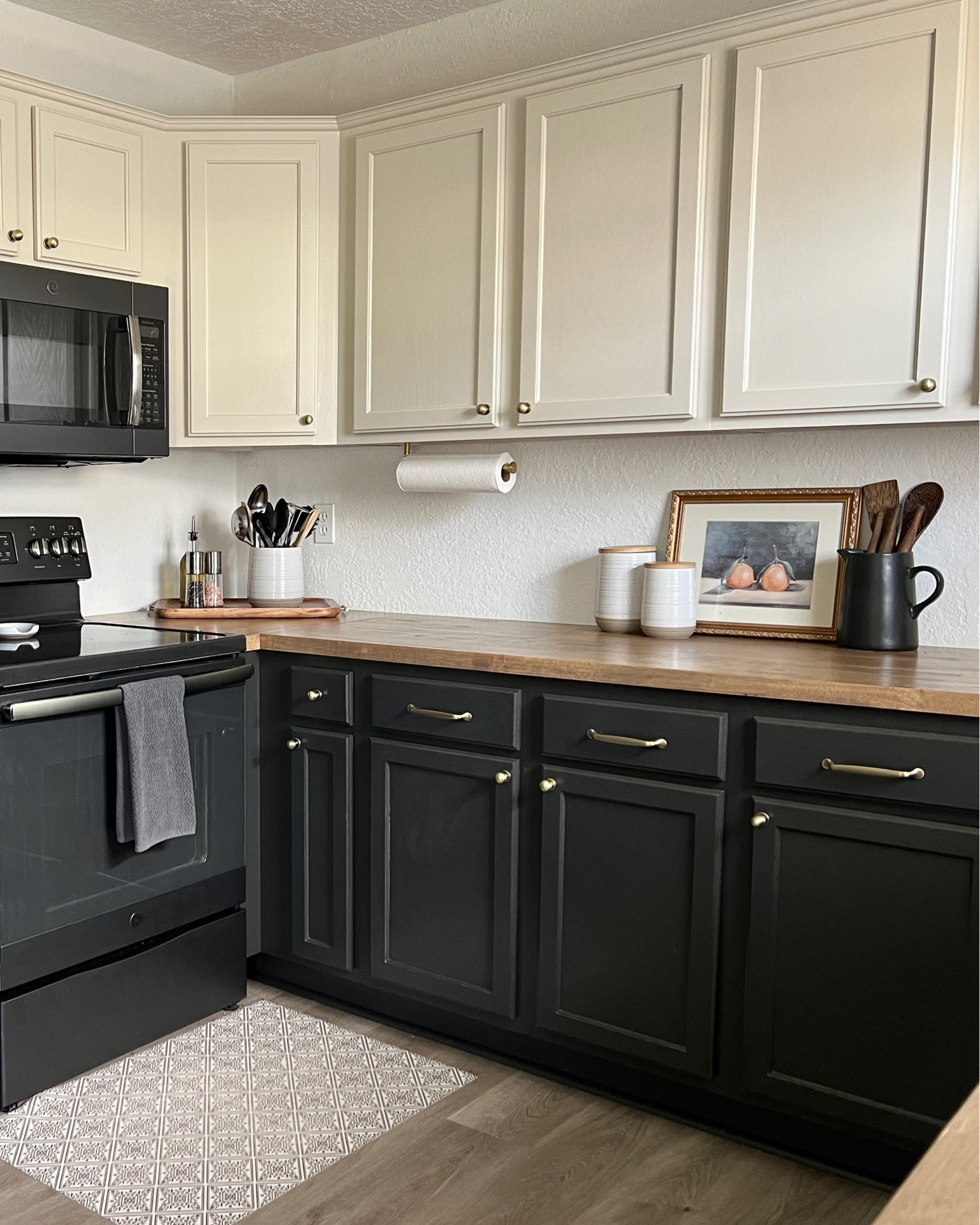 Vintage Two Tone Kitchen ✨

butcher block stained countertops two tone kitchen cabinets gold hardware cabinet pulls dark lower light upper cream beige black neutral home decor

#LTKFindsUnder100 #LTKSaleAlert #LTKHome