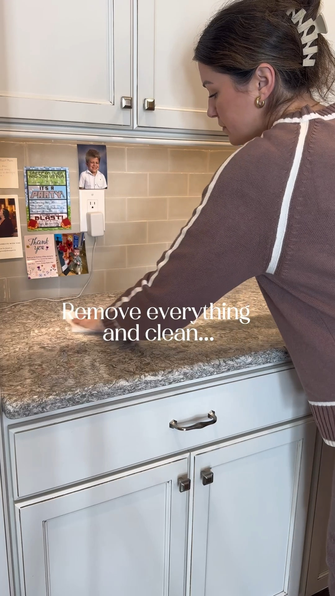 Resetting my counters just makes everything feel lighter 💙🍋
A little blue, a little lemon, and suddenly the whole kitchen feels like summer again. Simple swaps, fresh vibes, and a space I actually want to be in.

This is your sign: clear it, style it, and start fresh ✨

kitchen counter decor, kitchen reset ideas, summer kitchen decor, lemon kitchen aesthetic, blue kitchen decor, kitchen styling ideas, clean kitchen reset, countertop styling, home decor refresh, seasonal kitchen decor

#LTKHome #LTKSeasonal