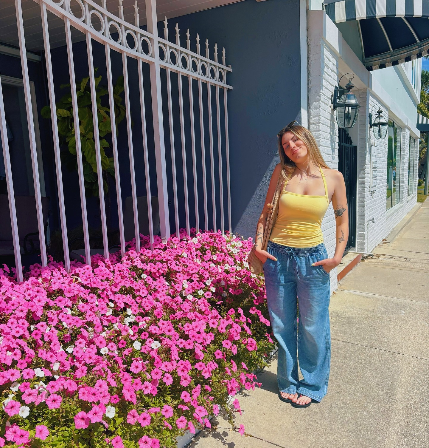 Easter at the beach ☀️
.
.
.
.
.
.
.
.
.
.
.
.
.
.
Top @klassy 
Jeans @tjmaxx 
Bag @shorebrand 
#coastal #coastalliving #coastalvibes #coastalstyle #beachcore #beachlifestyle #beachwear #spring #springfashıon #springclothing #springoutfitideas