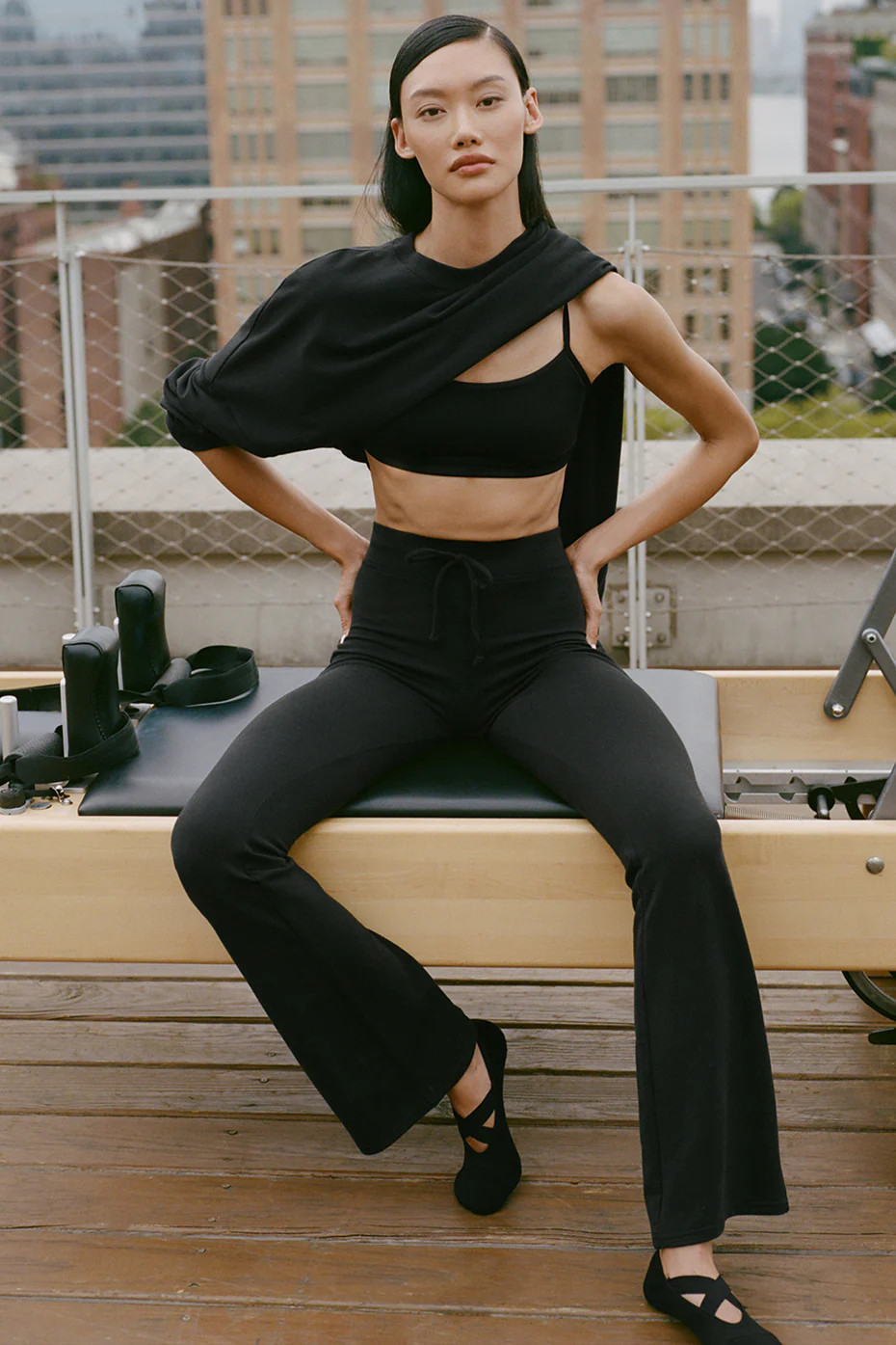 ALO | Sway Bootcut Sweatpant in Black, Size: XS | Alo Yoga (US)