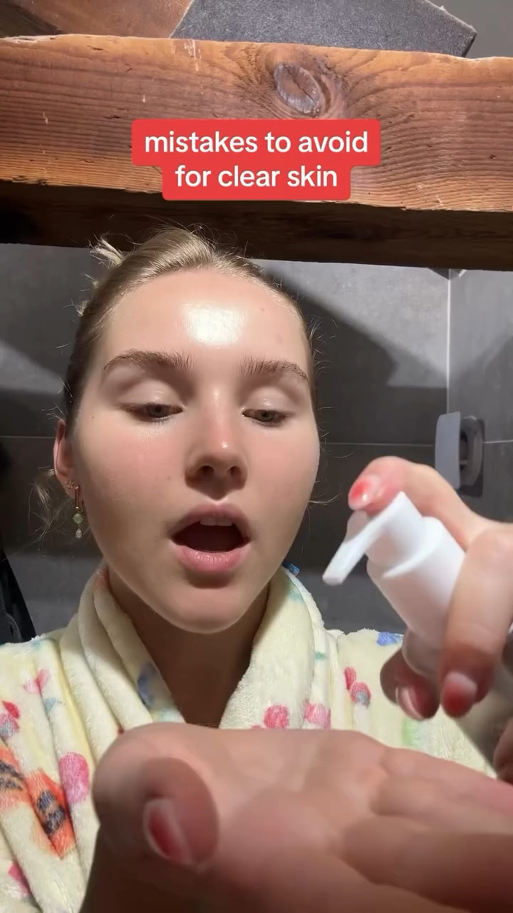 how to PROPERLY cleanse!!

Products: @haruharuwonder_official ad black rice moisture deep cleansing oil & black rice moisture 5.5 soft cleansing gel

1) apply oil based cleanser onto DRY skin
2) emulsify oil cleanser (add water)
3) use a non comedogenic oil cleanser
4) use water based cleanser
5) only use salicylic acid cleansers 2-3x a week
6) cleanse for 1 minute with each cleanser
7) ALWAYS finish with moisturiser !!

#doublecleansing #skincareroutine #skincaretips #skincaremistakes #koreanskincare #cloggedpores #skintok #koreanskincare