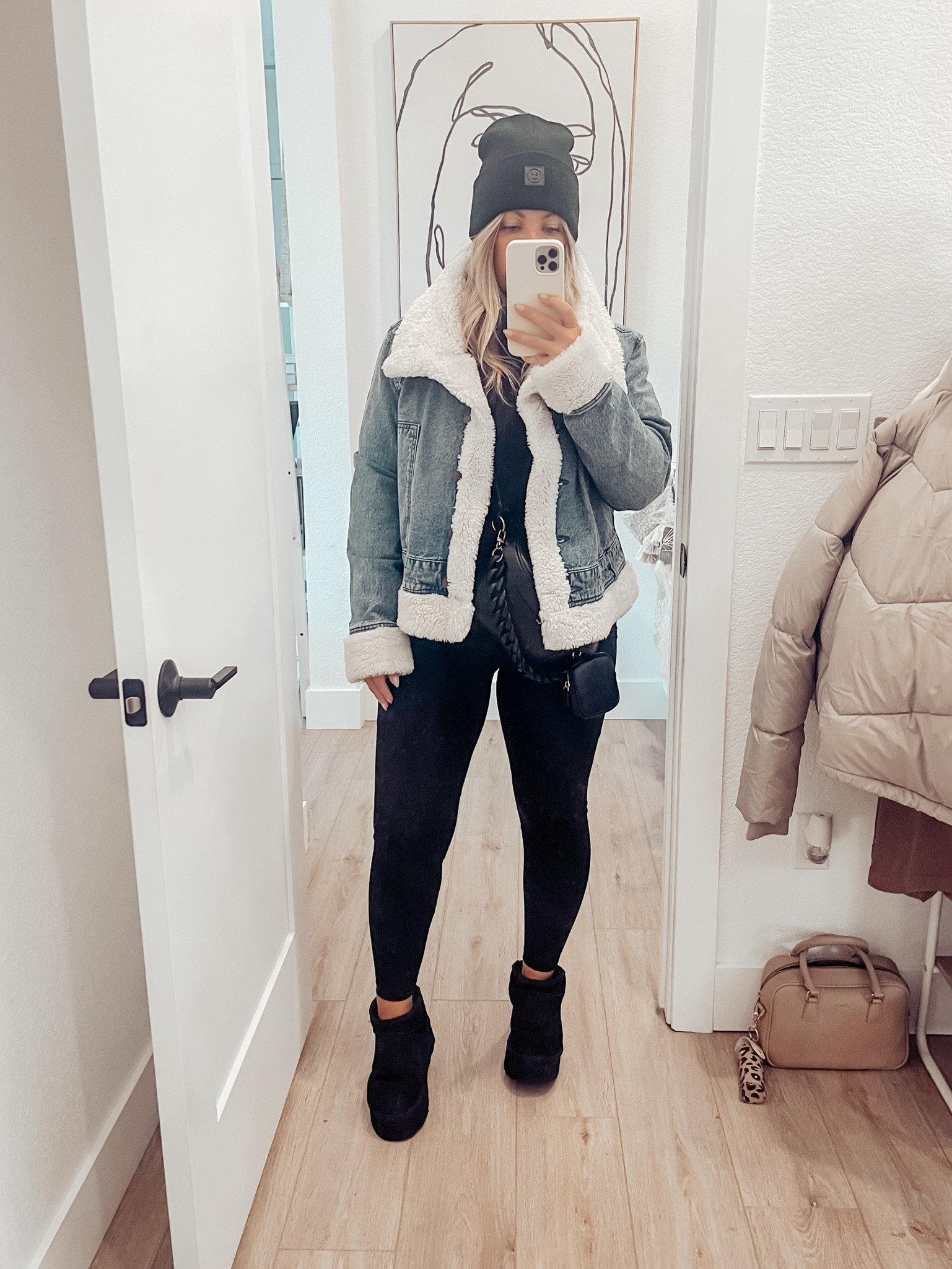 OOTD 

Leggings - Medium 
Jacket - Large 
Sherpa pullover - XL 
BAG - Mazie Days 
