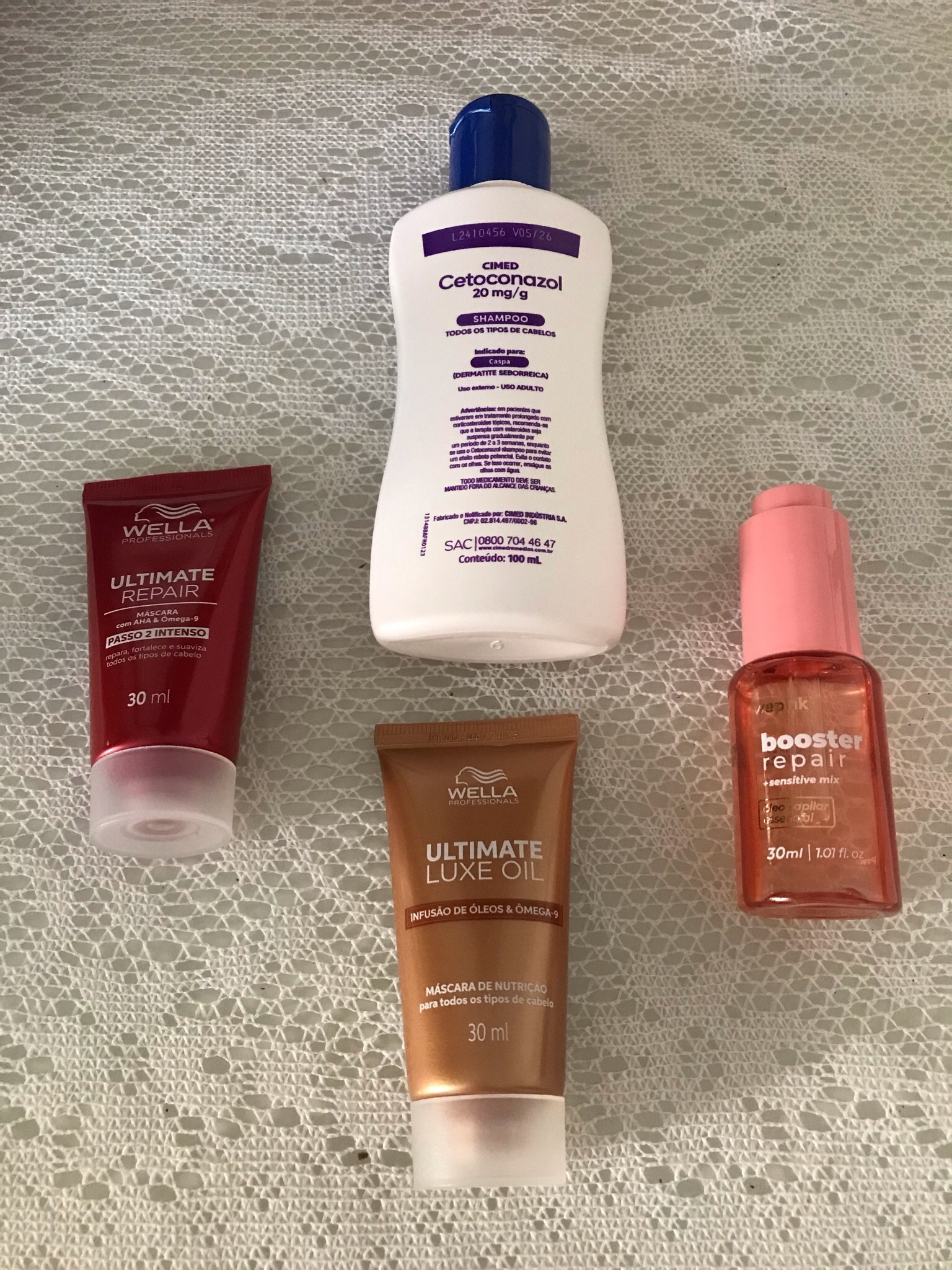 Nós sabemos que o shampoo Cetoconazol resseca os fios e para não deixar o seu cabelo com aquele aspecto horroroso, fiz o teste com essas duas máscaras .

O ideal é você usar primeiro passo o shampoo Cetoconazol, o segundo passo o seu shampoo habitual e invés do condicionador fazer o uso da máscara .

Estou deixando duas opções que eu utilizo  e mais um óleo para você usar como um finalizador, lembrando que pode ser um de sua preferência .

#LTKbeauty #LTKActive #LTKsalealert