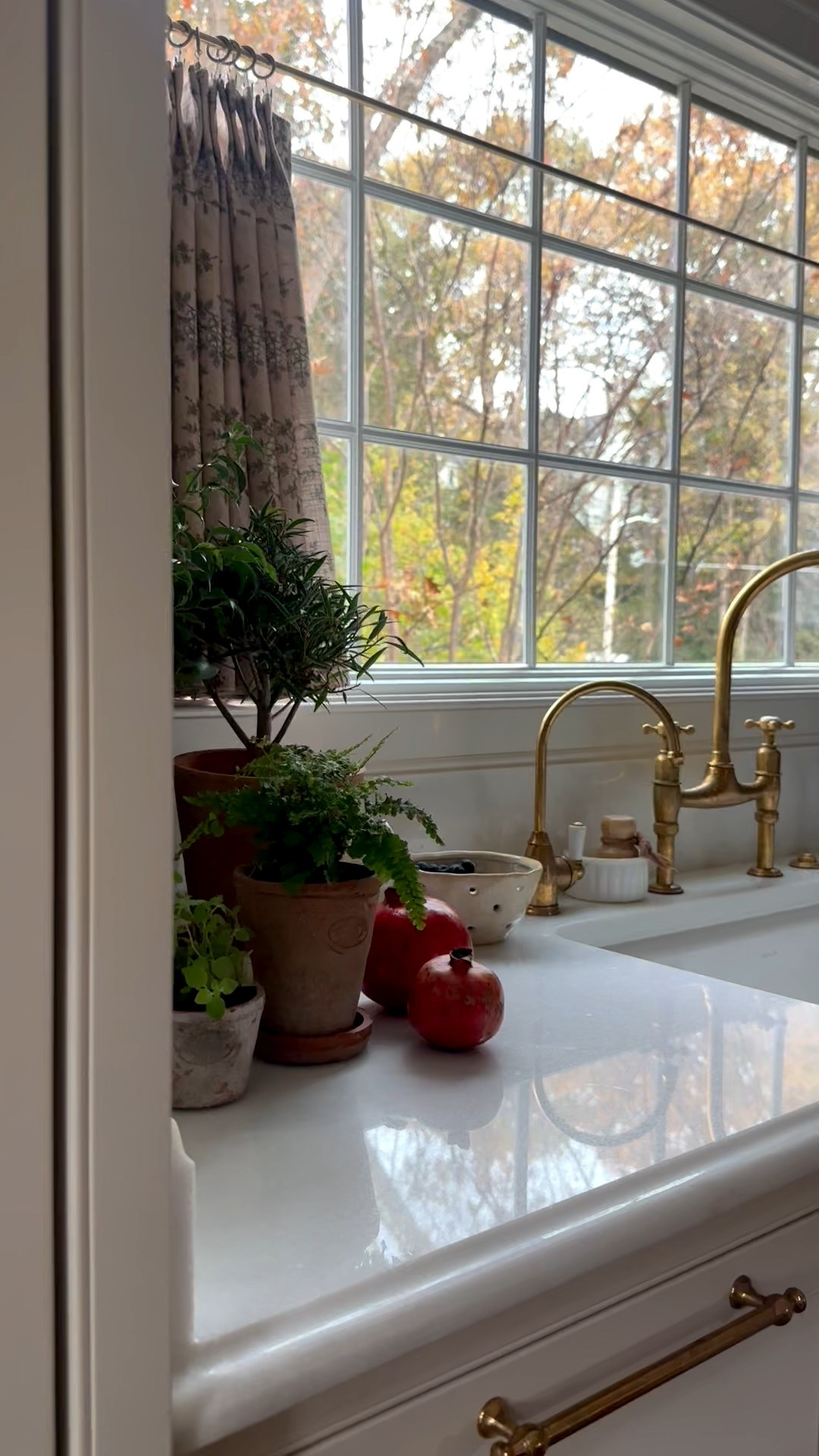 The message I’ll forever put on repeat: let your signs of life be your decor in the kitchen 🤍 By choosing the elevated look of the everyday item, it brings dual purpose to your home, and soul  