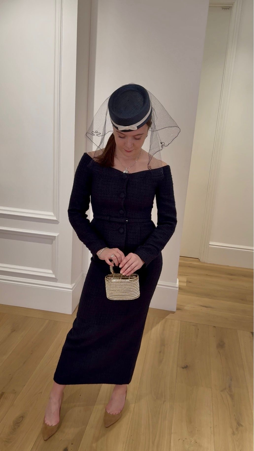 A Jackie O moment 💙
The chicest jacket capping the shoulders with matching skirt and statement bag