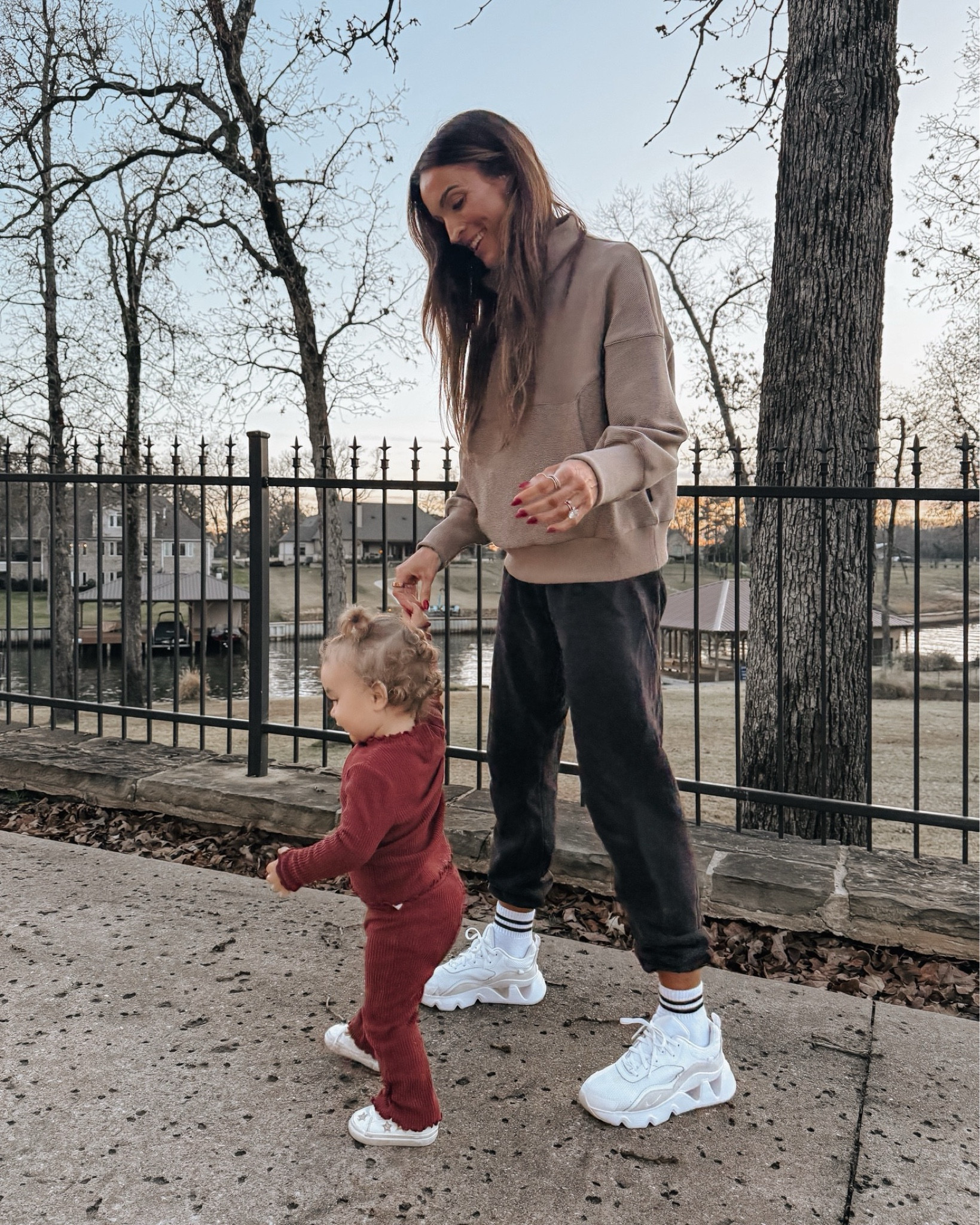 winter outfit 🫶🏻


#momoutfit #athleisure #winteroutfit #joggers 