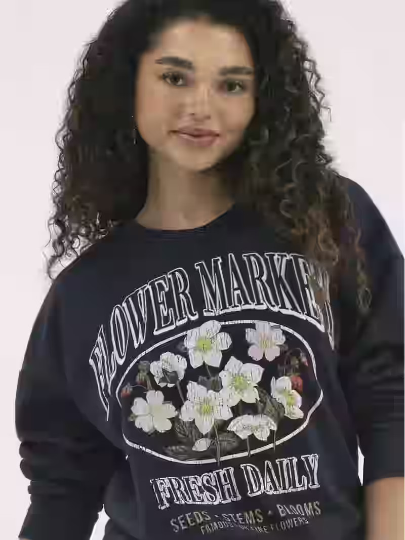 No Boundaries Oversized Graphic Crewneck Sweatshirt, Midweight, Women's and Women's Plus | Walmart (US)