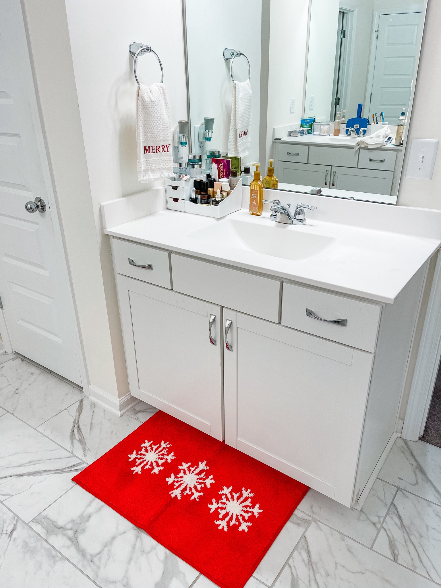 A pop of cheer in my bathroom! Love these bathroom mats and hand towels 

#LTKfindsunder50 #LTKHoliday #LTKhome