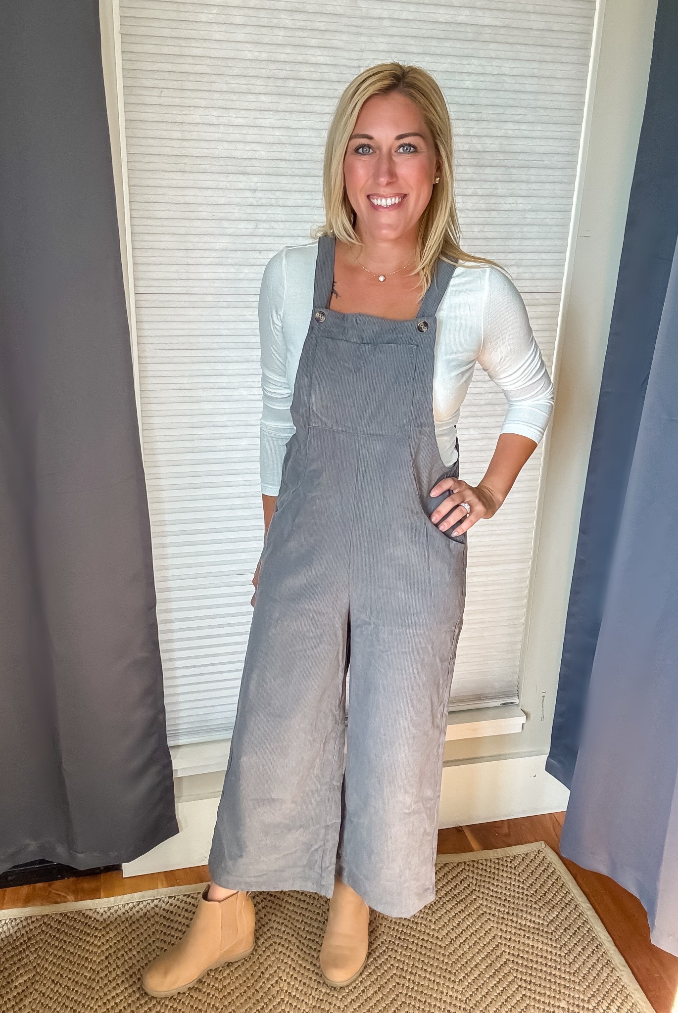 I’m getting comfiest fall vibes from these adorable, cropped, corduroy overalls!  They’re soft, easy, and perfect for layering with tees or sweaters. 🍂