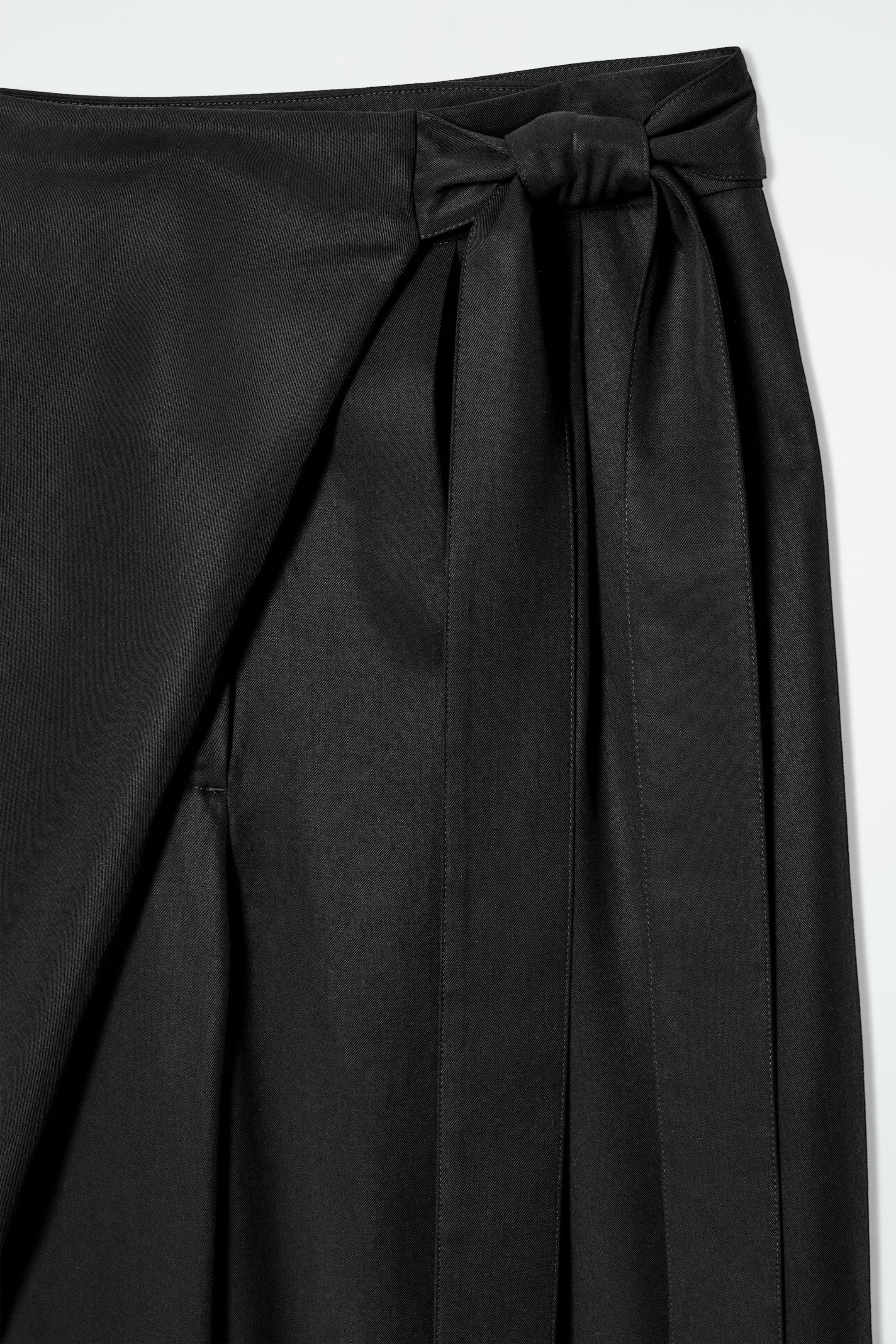 FLIESSENDE HOSE MIT WICKELFRONT - SCHWARZ | COS | COS (EU)