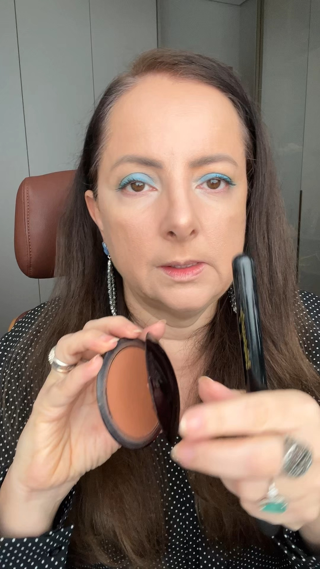 Aplicando bronzer Terracota da Guerlain 02 como contorno.

#LTKbeleza #LTKbrasil