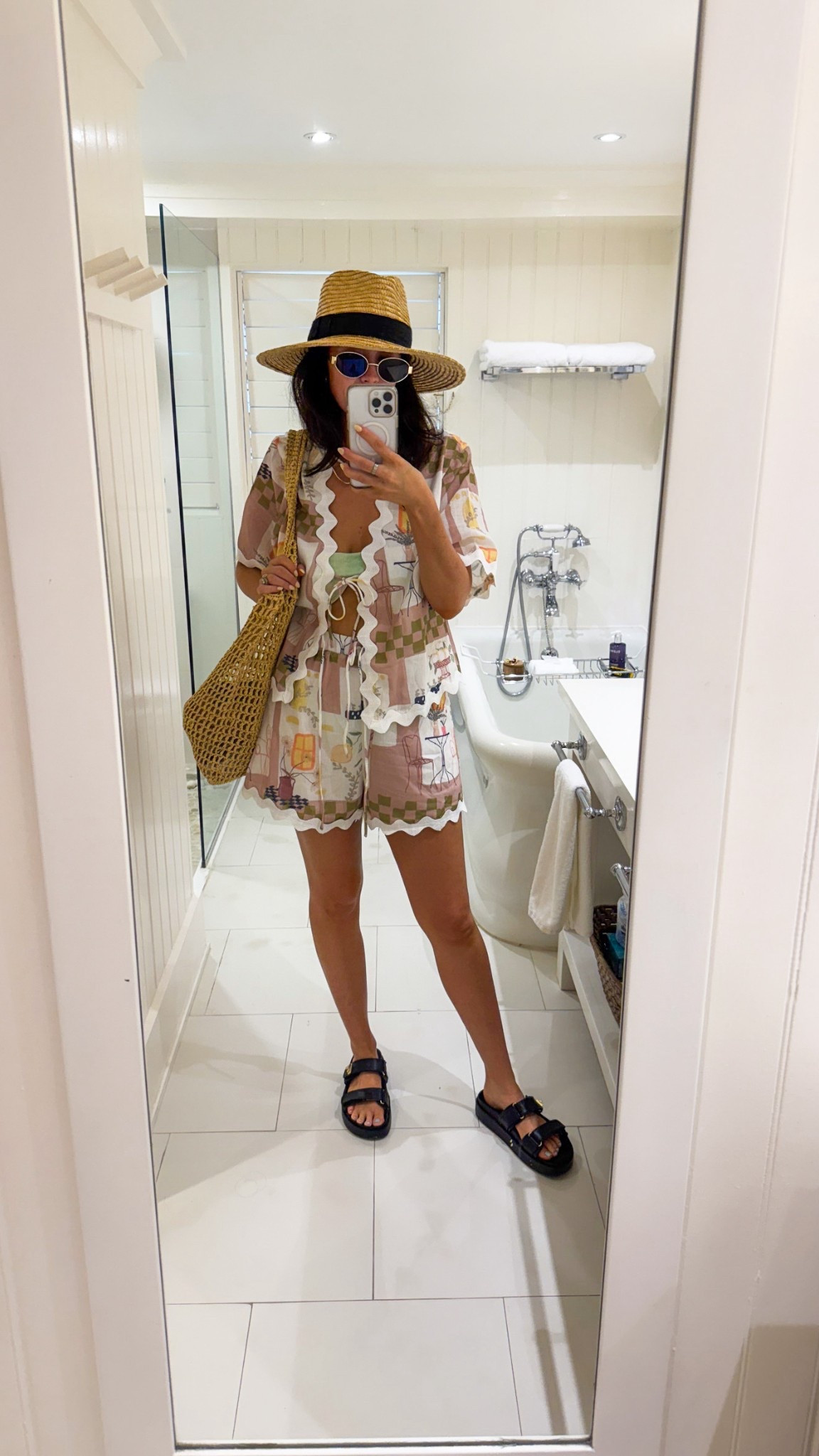 Set is selfie Leslie!! Attaching a few similar ones plus my accessories! 