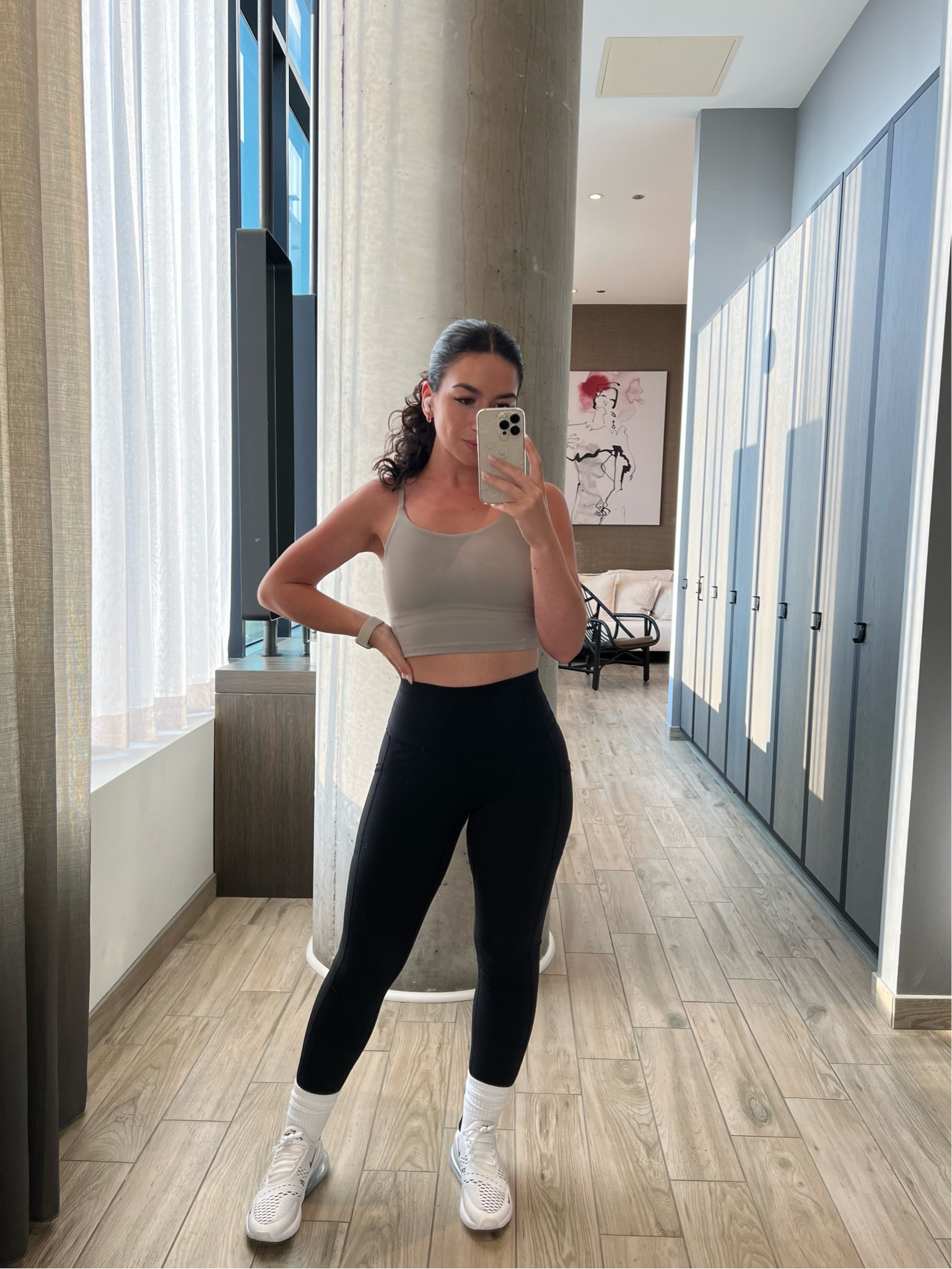 Gym outfit 💪🏼


Amazon leggings
Halara workout tank top
Nike sneakers