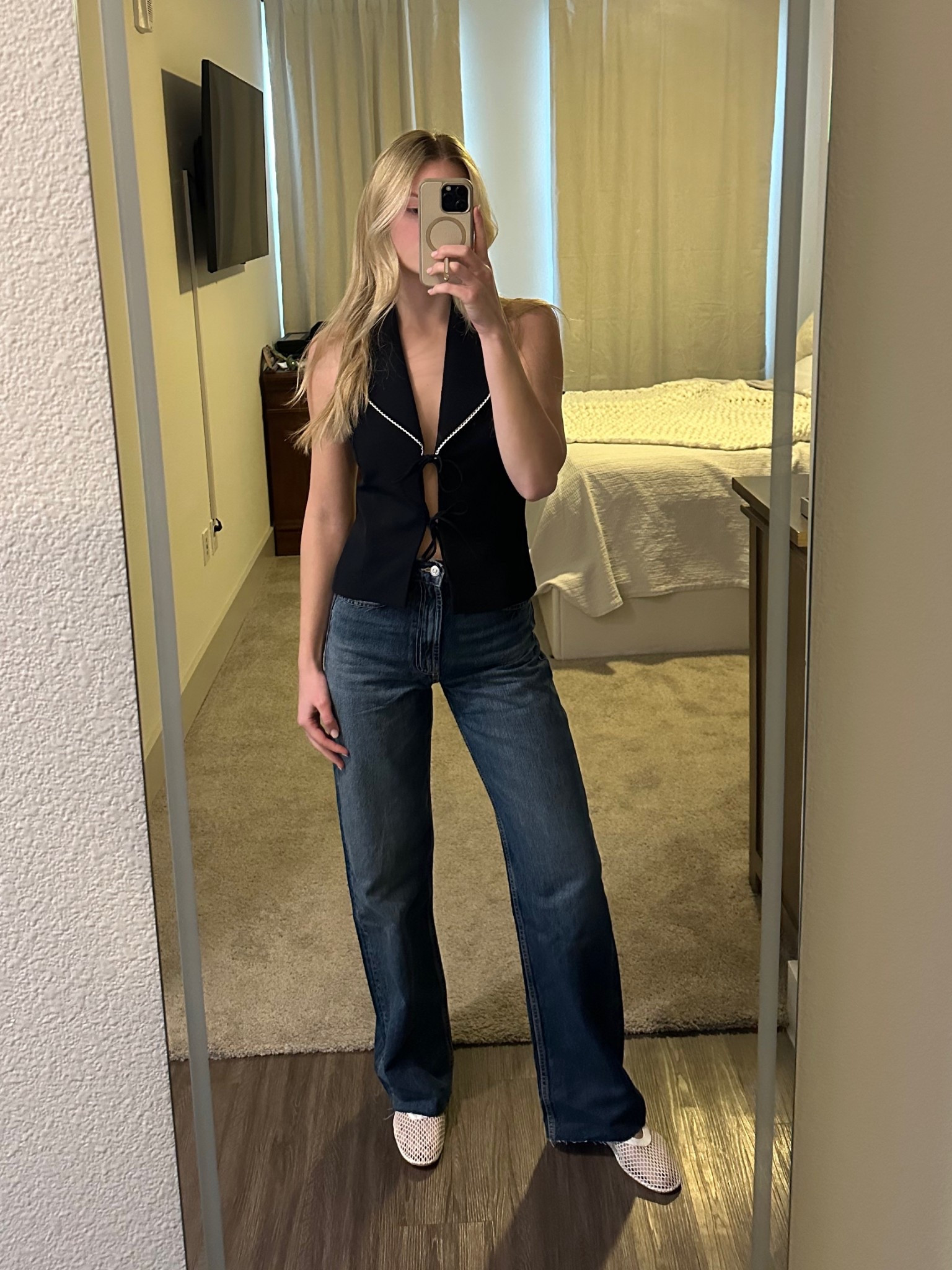 Zara codes
Top size small: 2119/550/422
Jeans size 26: 5575/029/401