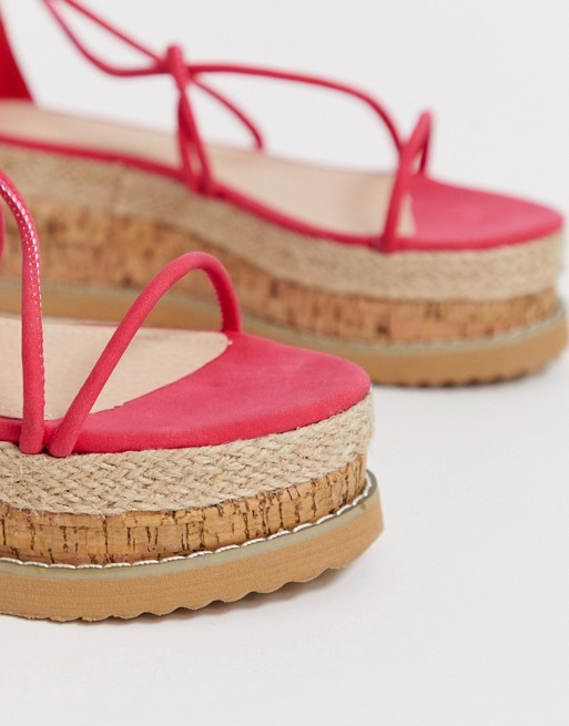 Truffle Collection – Flache Sandalen mit Plateausohle und Beinschnürung in Pink | ASOS DE