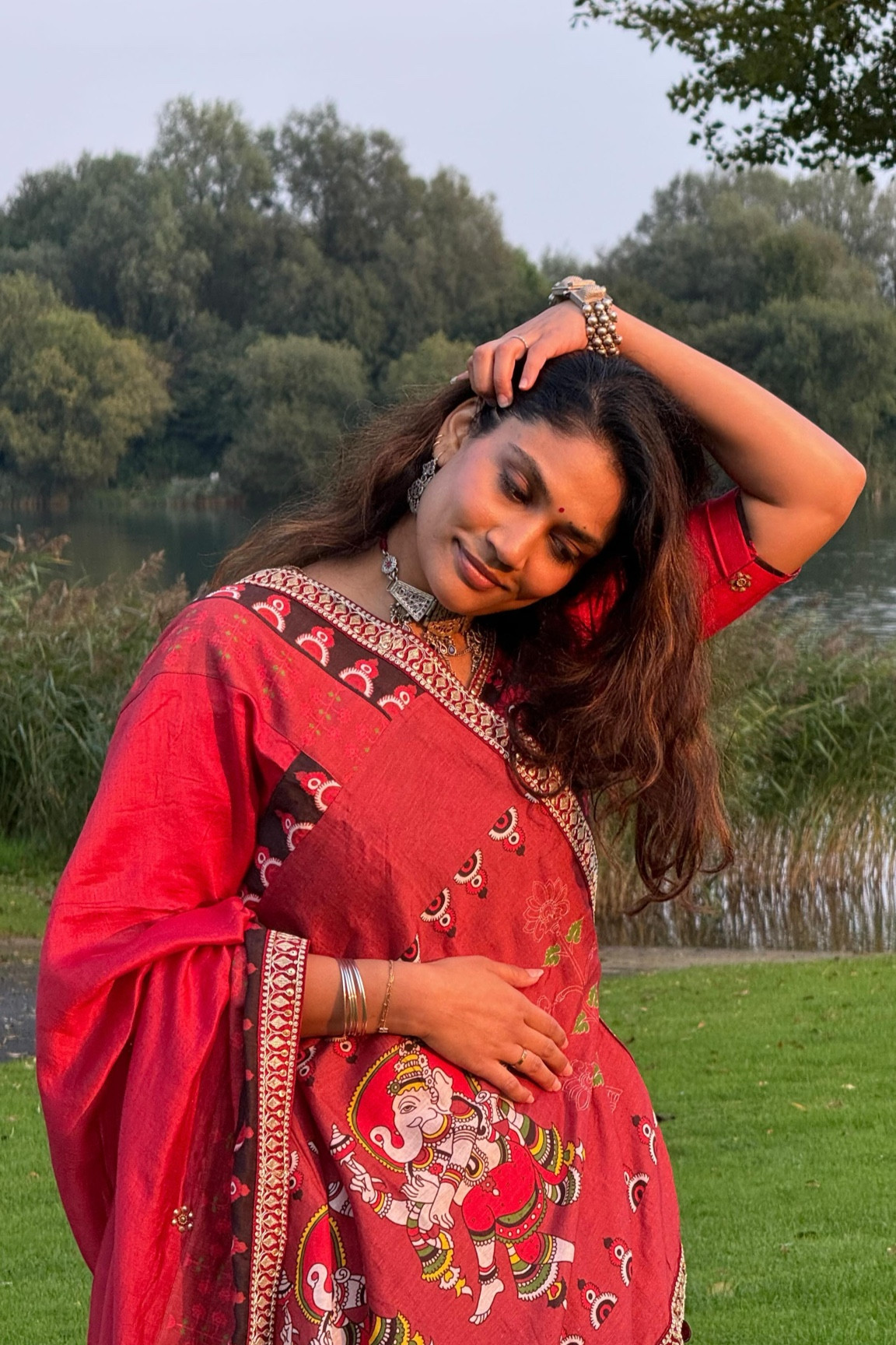 I run from work to Garba nights and do my make up in the car. These eye products from @lisaeldridgemakeup are perfection for my skin tone, especially the Liquid Silk Matte eyeshadow. Easy to blend and versatile - what more can a girl ask for? I’ve been using the mascara for a couple of days and I don’t get raccoon eyes at the end of the day anymore, which was inevitable over with my previous mascara.

Shop @spacenk or comment “Link” for all products used.

*PR products but with no obligation to post. Review and thoughts are my own. 🫶🏽