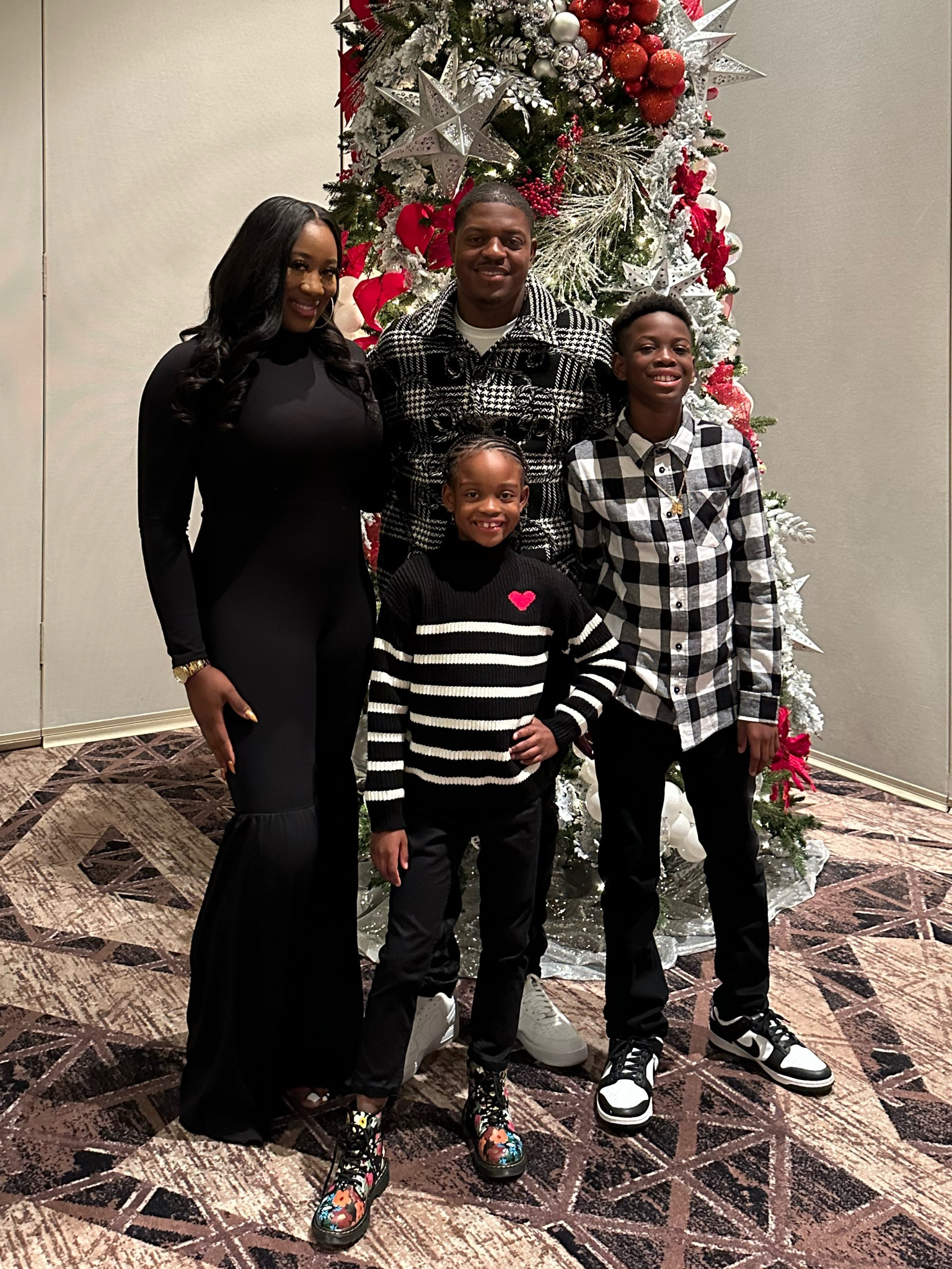 Family Christmas Photo 🖤❤️🤍

#LTKSeasonal #LTKsalealert #LTKHoliday
