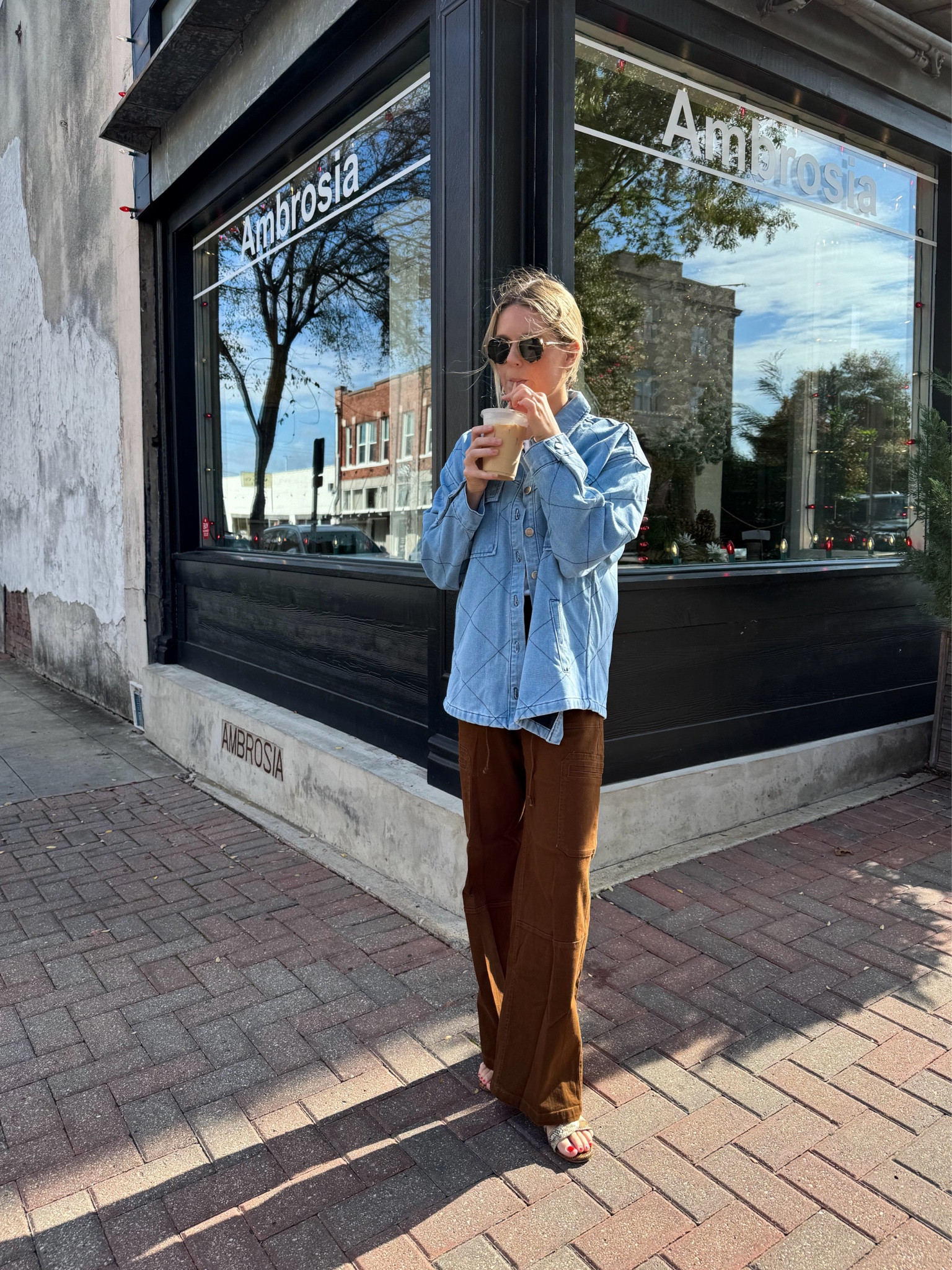 Casual outfit idea: brown cargo pants + oversized jacket 