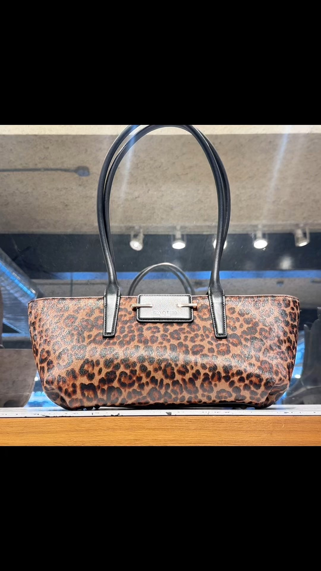 This beautiful leopard bag is a fall staple. 

#LTKItBag