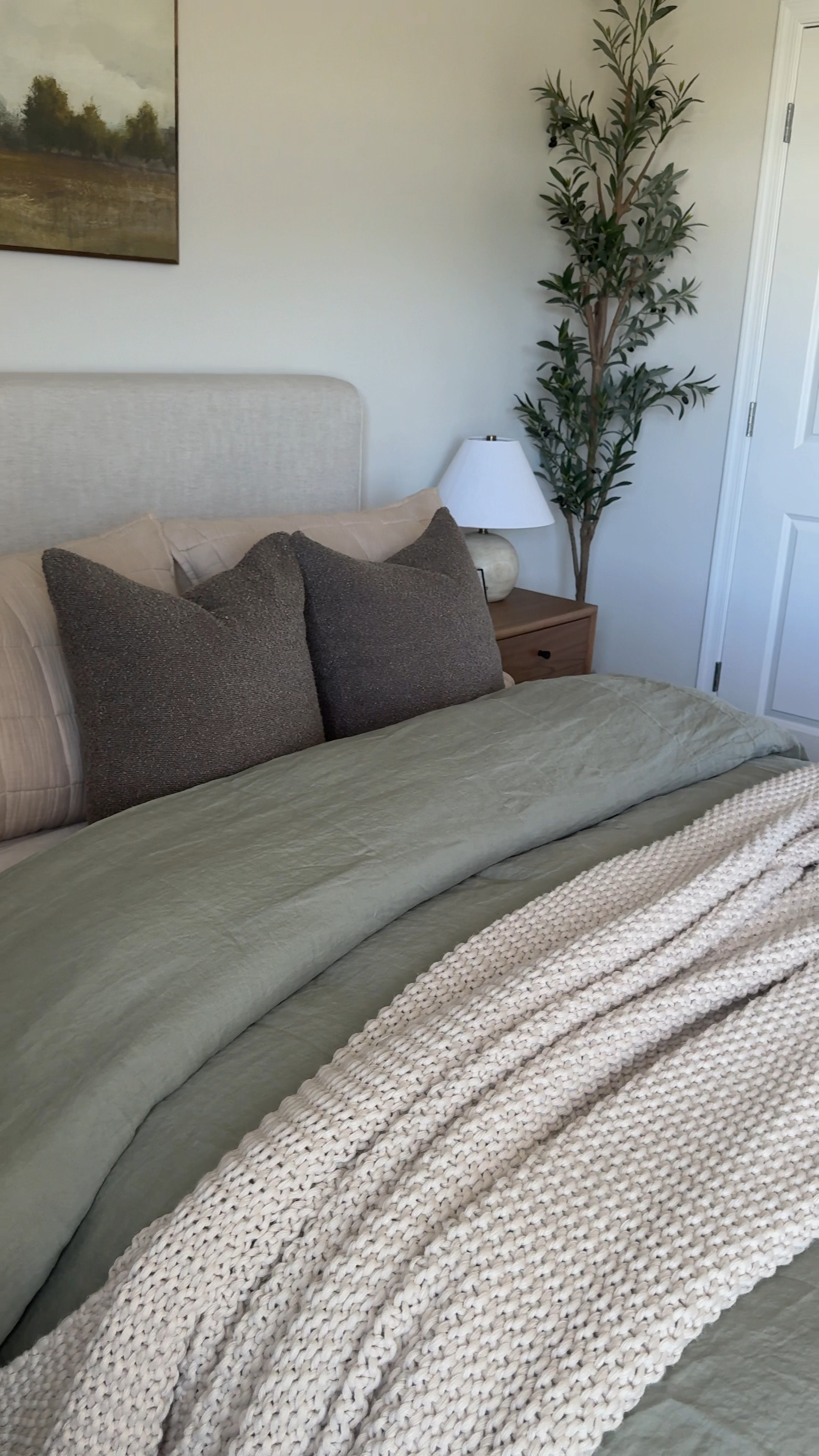 All the cozy vibes 🤎☁️ 

Follow @kaitlynmackenzee for more affordable home decor, styling tips, and relatable content 🤎

#beddingdecor #cozybedding #cozyhome #neutralhome #makethebed #bedroomstyling
#boujeeonabudget #bedding

#LTKHome #LTKWatchNow #LTKSaleAlert