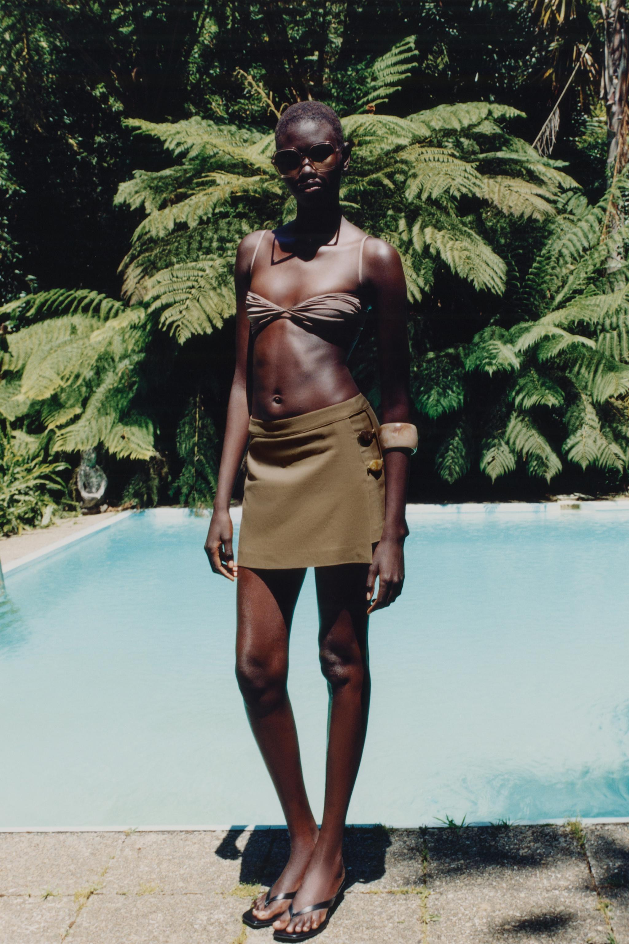Linen skort with side stone bead embellishments. Side hidden in-seam zip closure.Tobacco2915/712/... | Zara US