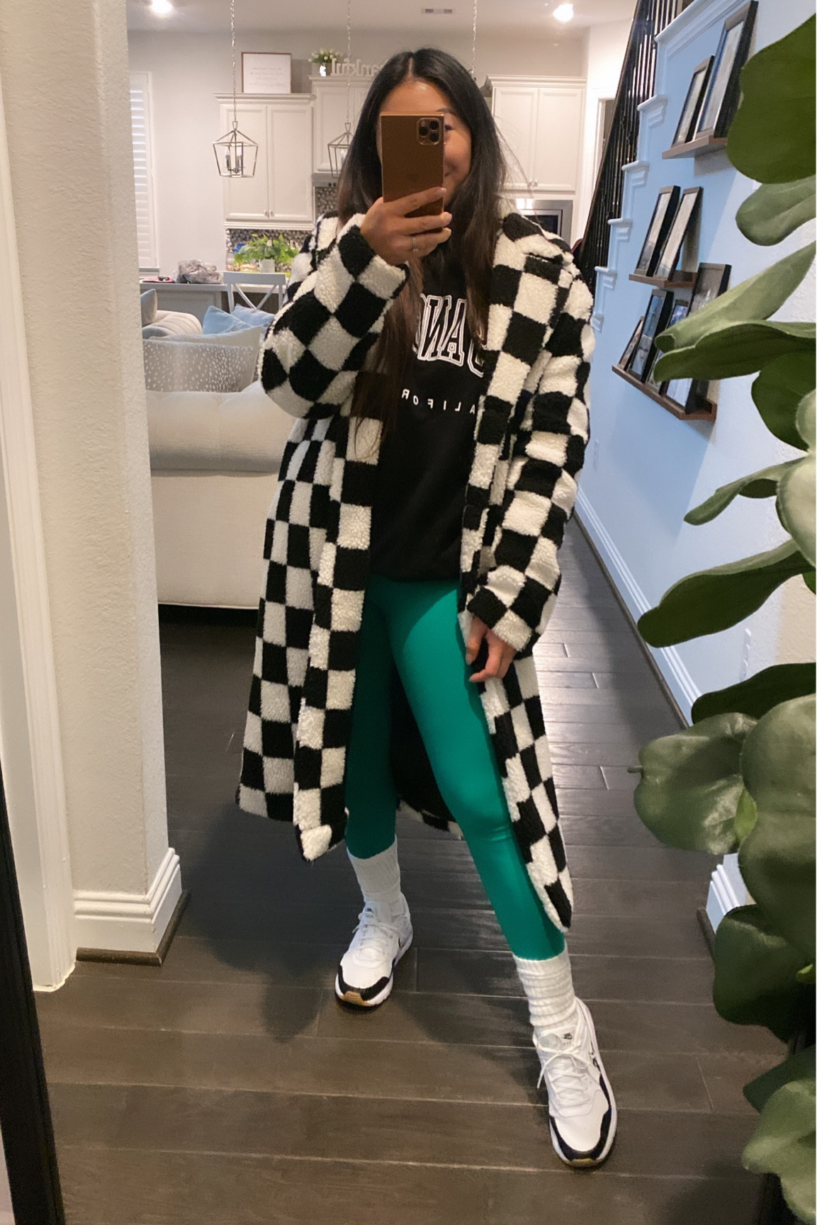 Todays comfy look
Leggings are Amazon
Los Angeles sweatshirt is from Amazon
Jacket is Steve Madden 