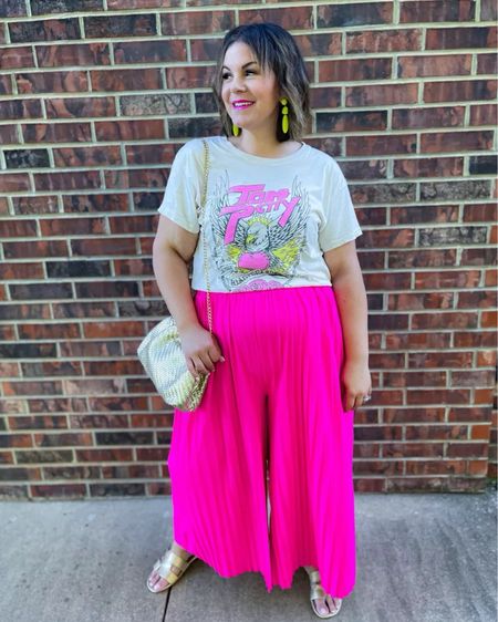Summer outfit of the night! Plus size wide leg pants and my favorite band tee with neon and gold accessories. 🙌🏻 These pants are super roomy so I’m in the 3X but could totally size down. T-shirt is XL. Plus size outfit, Anthropologie, Amazon plus size, midsize outfit
6/1

#LTKStyleTip #LTKSeasonal #LTKPlusSize