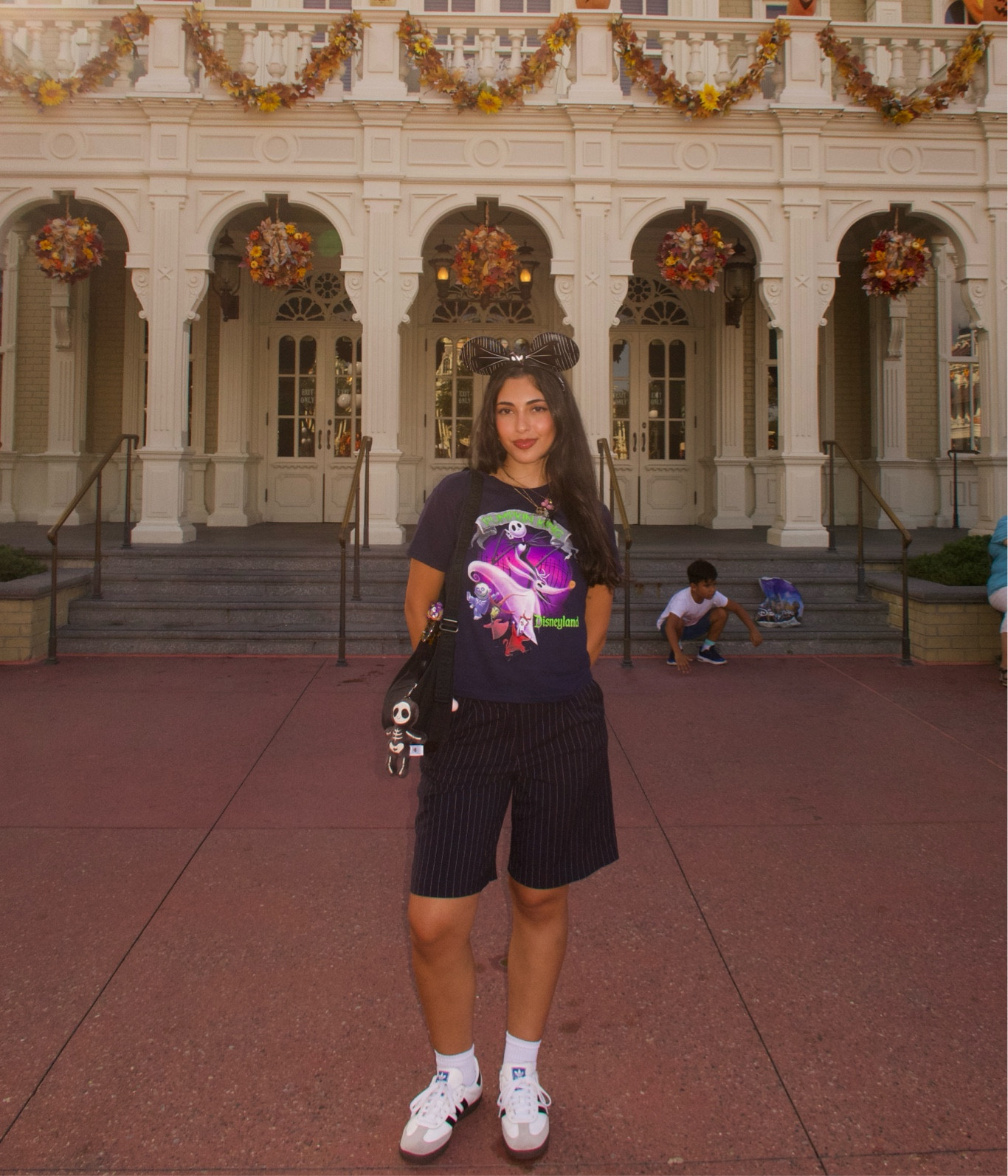 Jack Skellington outfit 🖤🤍
Shirt is from Disneyland 
Shorts are from Stradivarius and I hemmed them to be a little bit shorter