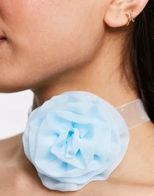 ASOS DESIGN – Choker-Halskette in Blau mit Korsagen-Bindedetail aus Organza | ASOS (Global)