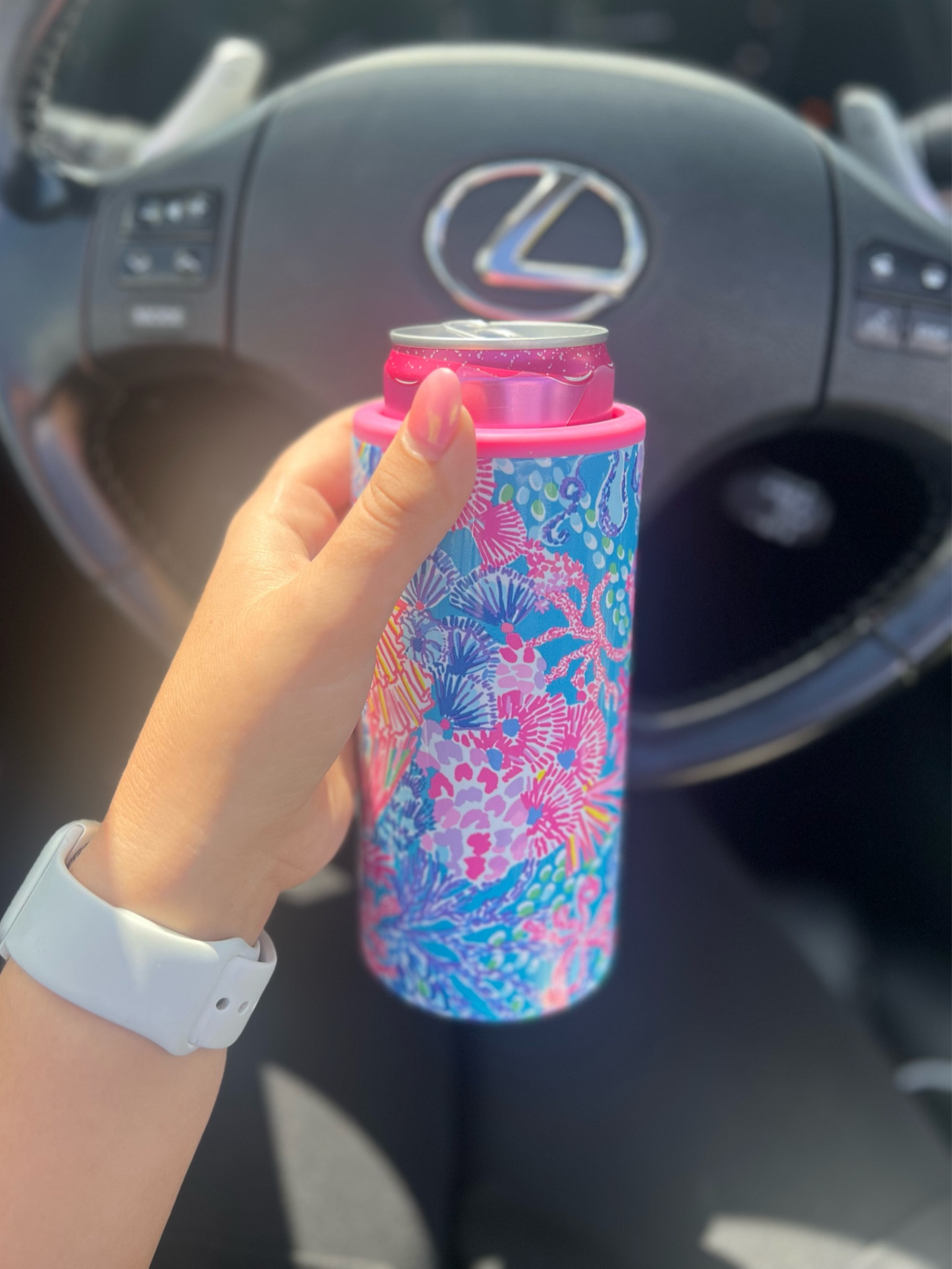 I love this Lilly Pulitzer chiller! 🎀✨🌊

Ofc fits all your Alanis, Celcius, & slim can hard seltzers! 🫧🍓🍊🫐🍒