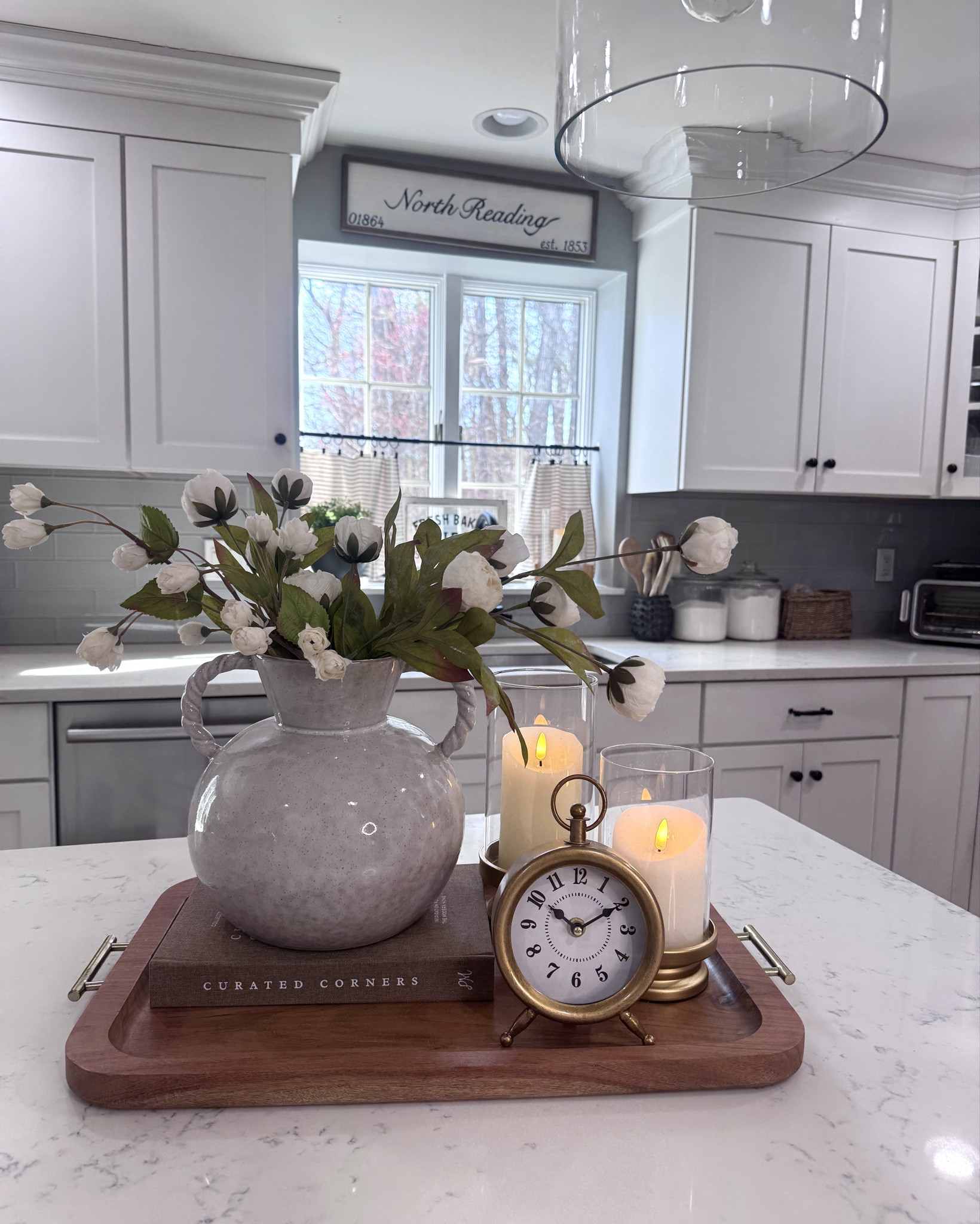 The prettiest vase and such a cutie little gold clock! 
