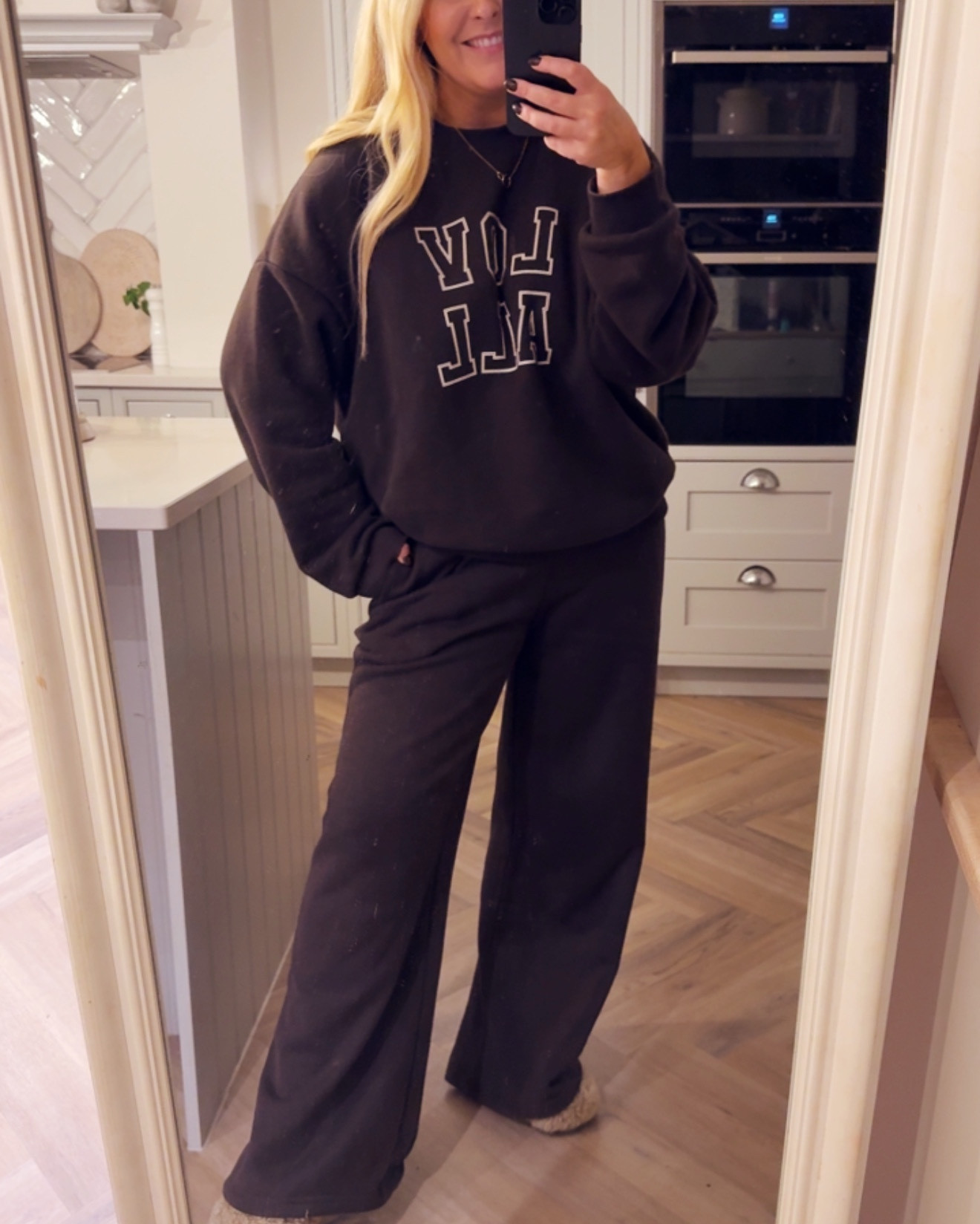 This lounge set on repeat!! The quality is incredible!! It’s so cosy all fluffy inside! Been living in this for days at home , school run, nights in, so cosy I also got the matching coffee fleece lined leggings and flared leggings which are also 10/10!!!  Joggers also have pockets! And come in petite and tall. I wear a 14 regular and I’m 5ft5 I’d say very true to size 

Chocolate brown espresso lounge fleece cosy night in midsize 



#LTKmidsize #LTKuk #LTKwinter