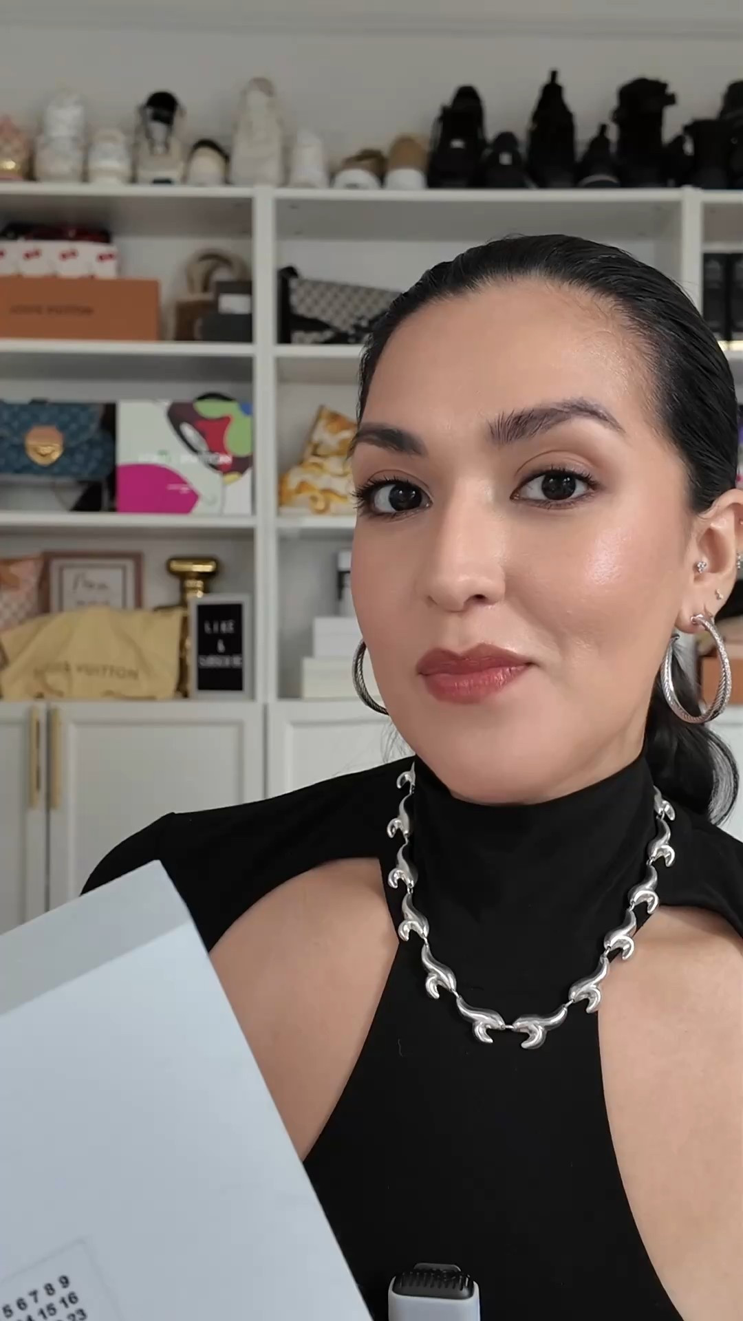 Testing out the @maisonmargielafragrances​ Afternoon Delight fragrance. It opens with a buttery, pastry-like madeleine accord, then softens into a creamy heart of New Caledonia sandalwood and rich Madagascan vanilla, with a subtle musk in the base. It’s a lightly sweet, ambery-gourmand that feels very polished and wearable.

#giftedbymargielafragrances #REPLICAAfternoonDelight #MaisonMargielaFragrances​ #LuxuryBeauty​ #FragranceReview​ #PerfumeReview #PerfumeCollection #LuxuryLifestyle #MaisonMargiela 

#LTKHoliday #LTKGiftGuide #LTKBeauty