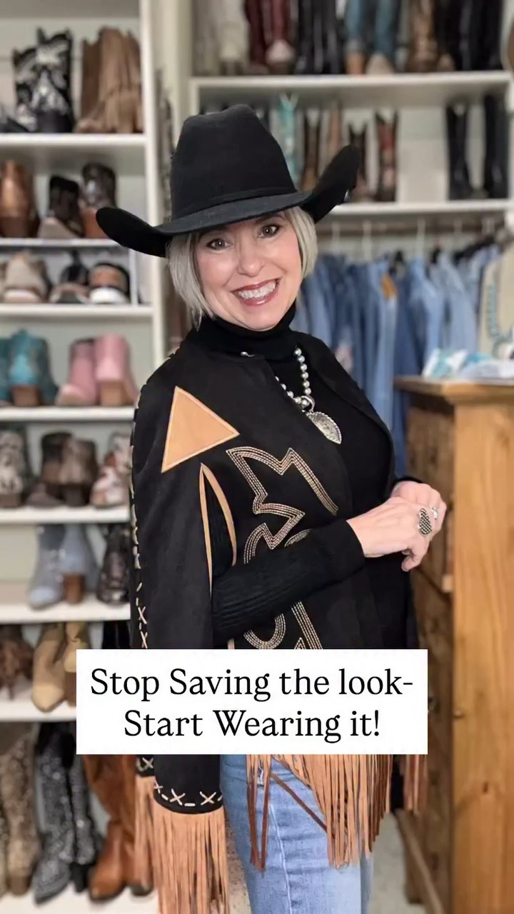 So many women tell me they love Western style.  The fringe, the boots, the hats, but they’re not sure they can pull it off.

Here’s the truth: confidence doesn’t come first. You get confident by trying it.

The easiest way to dip your toe into a new style is to start with one statement piece.

Today it’s the fringe jacket.
Everything else stays simple, black top, jeans, boots.

Suddenly a bold style feels fun instead of intimidating.

And here’s your reminder.
You don’t need a ranch.
You don’t need a special event.
You don’t need permission.

Your time to shine is now.

Tell me in the comments…
Have you been wanting to try Western style? 🤠
