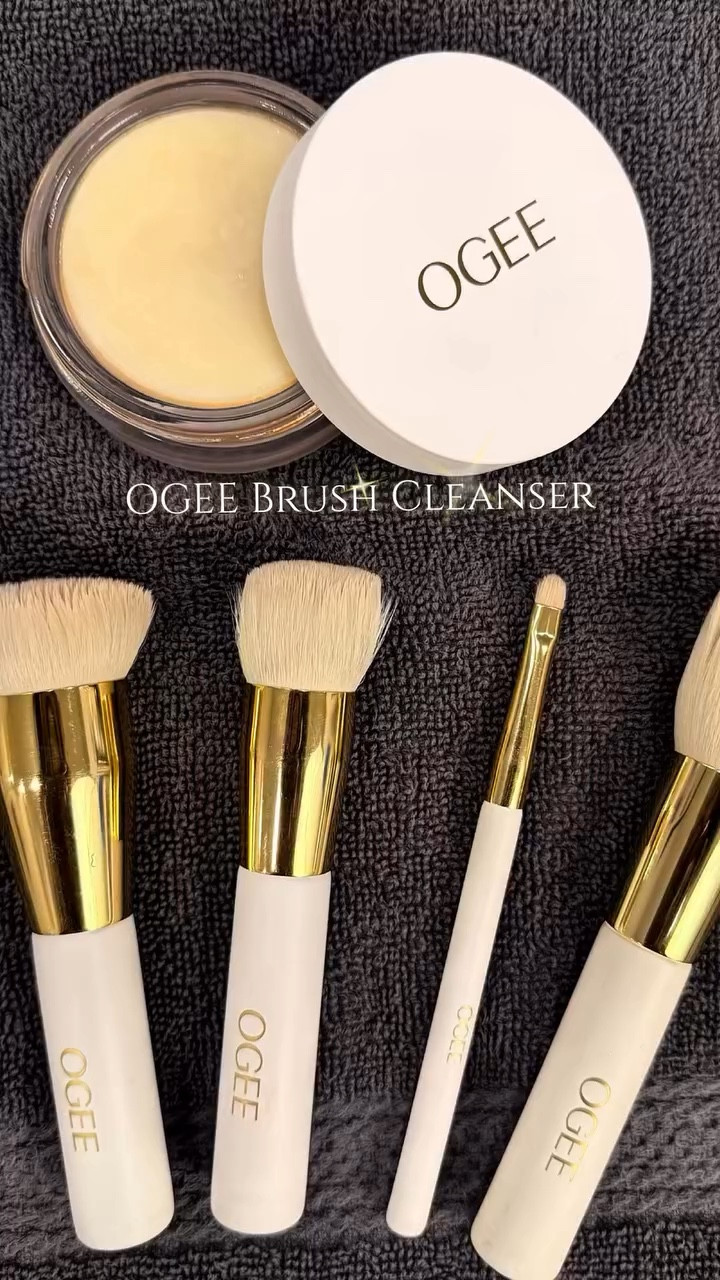It’s giving clean girl routine for a reason. 🧼🫧

@ogee Brush Cleanser is the move… it’s a powerful cleansing soap that, conditions and effectively removes makeup and buildup from cosmetic brushes. 

✨Code: NekeshaB*OGEE at checkout 

#clean #organic #ogeebrushcleanser