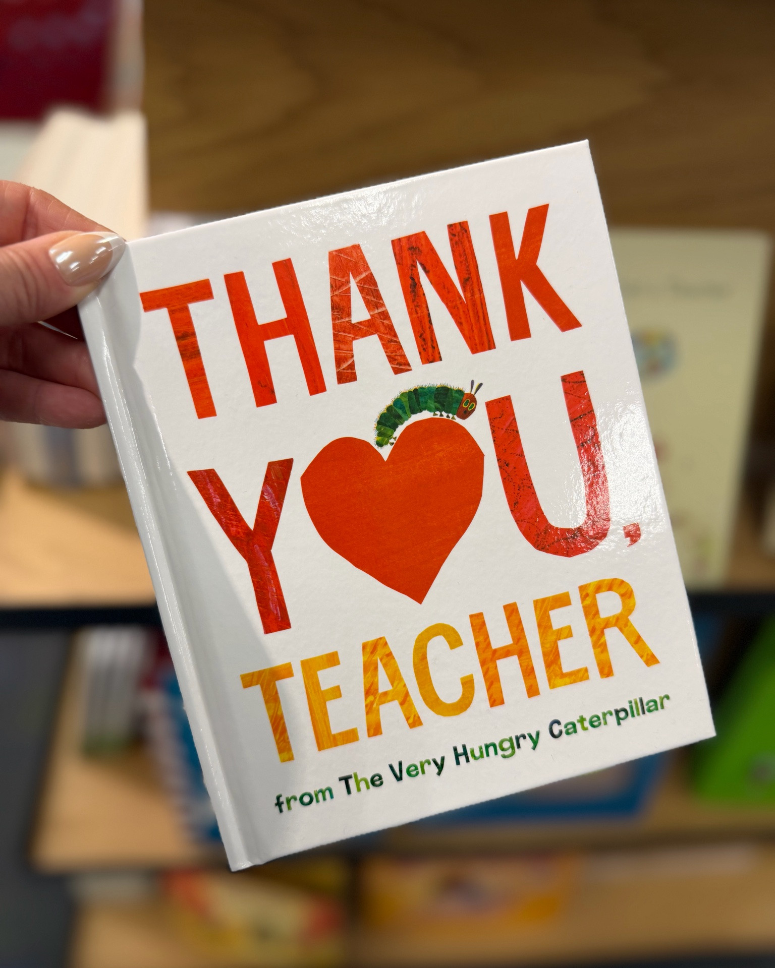Need a perfect gift for your teacher? These are so cute! 🍎