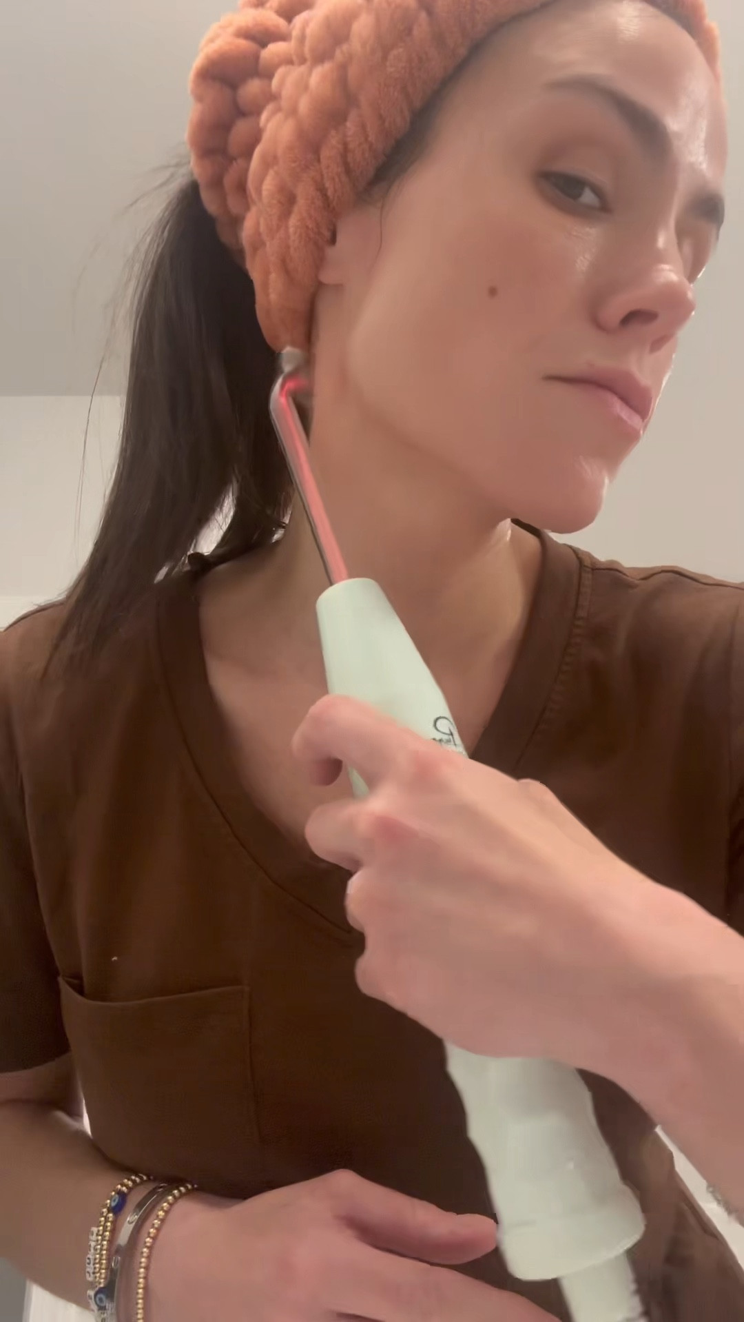 The NuDerma high-frequency wand offers several benefits for skin health, including treating acne, reducing the appearance of fine lines and wrinkles, and boosting circulation. It also claims to enhance product absorption and can be used on various areas of the body. 
Specific benefits:
Acne treatment:
The wand can kill acne-causing bacteria and reduce inflammation, helping to speed up healing and clear breakouts. 
Anti-aging:
By stimulating collagen production and improving circulation, the wand can help reduce the appearance of fine lines, wrinkles, and improve overall skin tone and texture. 
Enhanced product absorption:
High-frequency energy can help your skincare products penetrate deeper into the skin, maximizing their effectiveness. 
Improved circulation:
The wand can boost circulation, leading to a more radiant complexion and healthier skin. 
Versatile usage:
The NuDerma wand comes with different attachments to target specific areas like the face, neck, and scalp, and even the arms and legs. 

#LTKOver40 #LTKBeauty