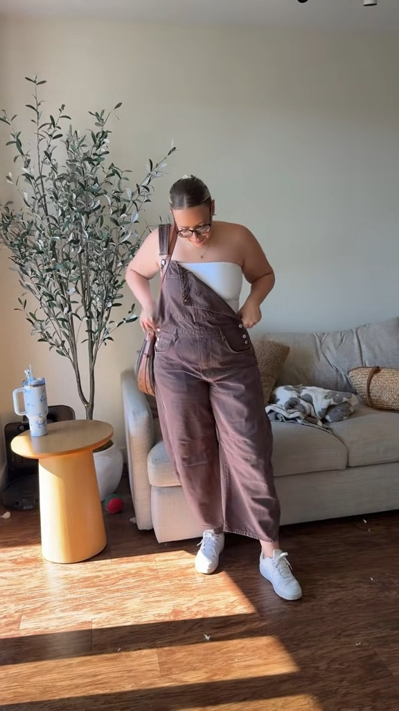 Can’t stop wearing these free people overalls! They fit true to size and definitely stretched out since the first time I wore them - so make sure they are snug and if too oversized when trying on I would size down :)

Overalls - size xl regular
Top - size large (soft as butter)