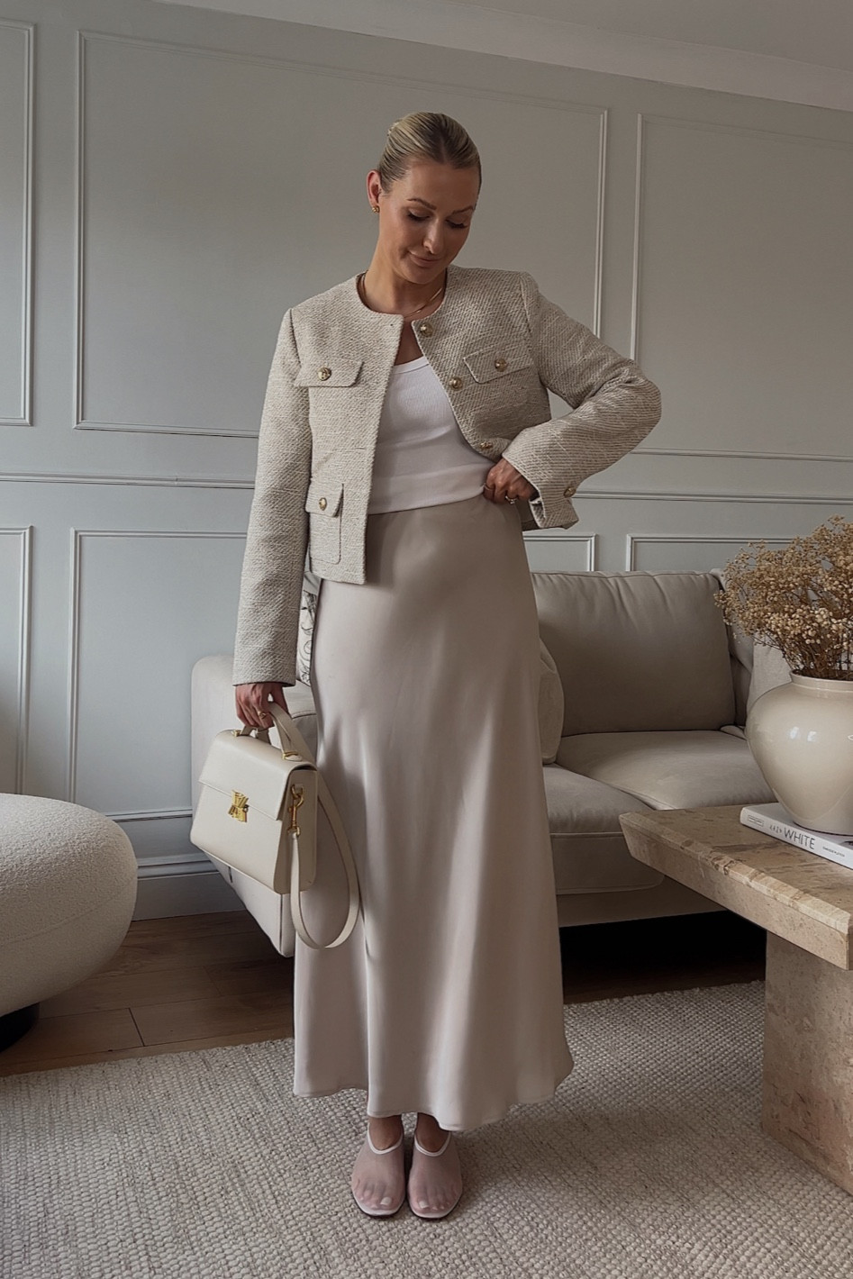 H&M Transitional Workwear 💼
Wearing XS in jacket 

Transitional workwear, workwear, autumn, capsule wardrobe, H&M, blazer outfit, officewear, autumn outfits, neutral outfit, tweed jacket, boucle jacket, satin skirt 