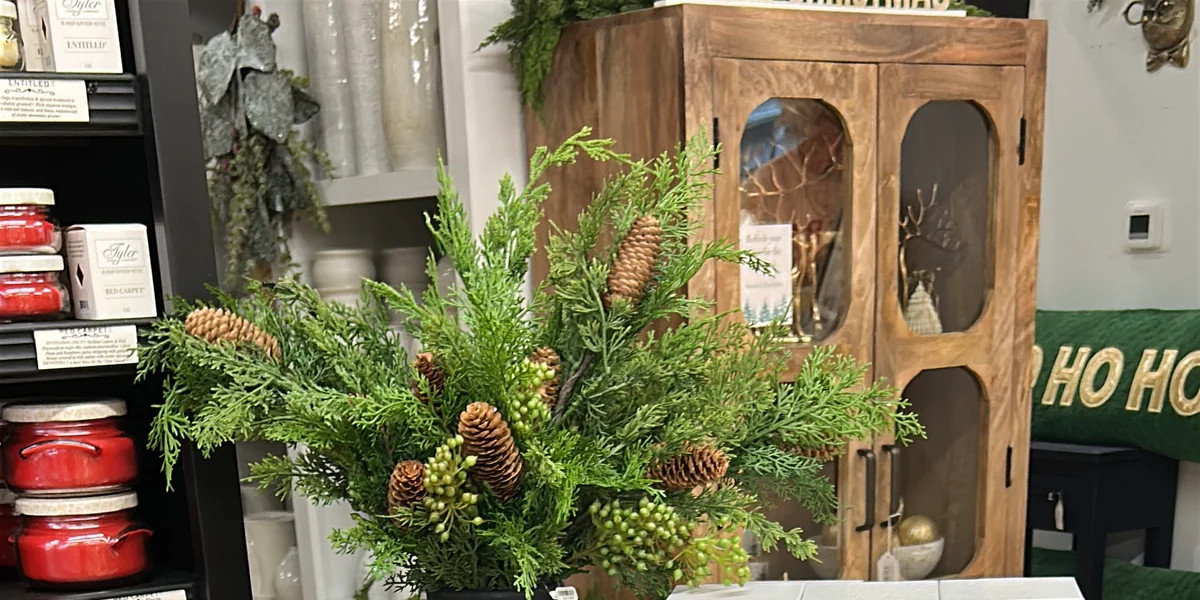 Linen & Clove Holiday Signature Candle | Linen & Clove