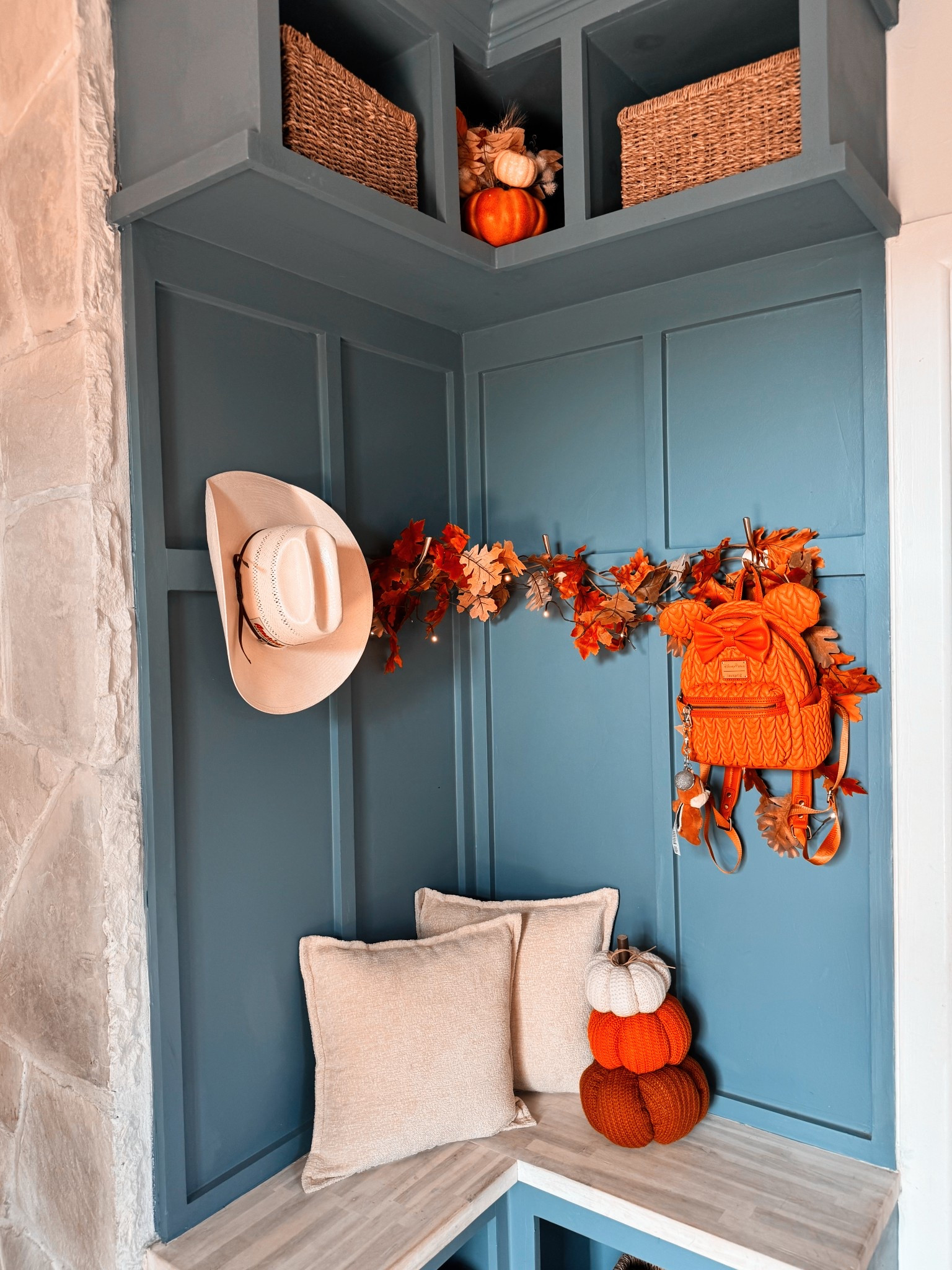 fall feels every time I walk through the door 🍂✨ cozy pillows, pumpkins, and the cutest pop of orange 🎃🧡 #falldecor #cozyhome #entrywaydecor #homedecorideas #pumpkindecor #fallvibes #ltkhome